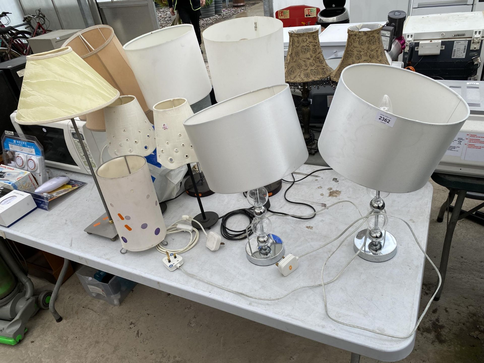 AN ASSORTMENT OF TABLE LAMPS