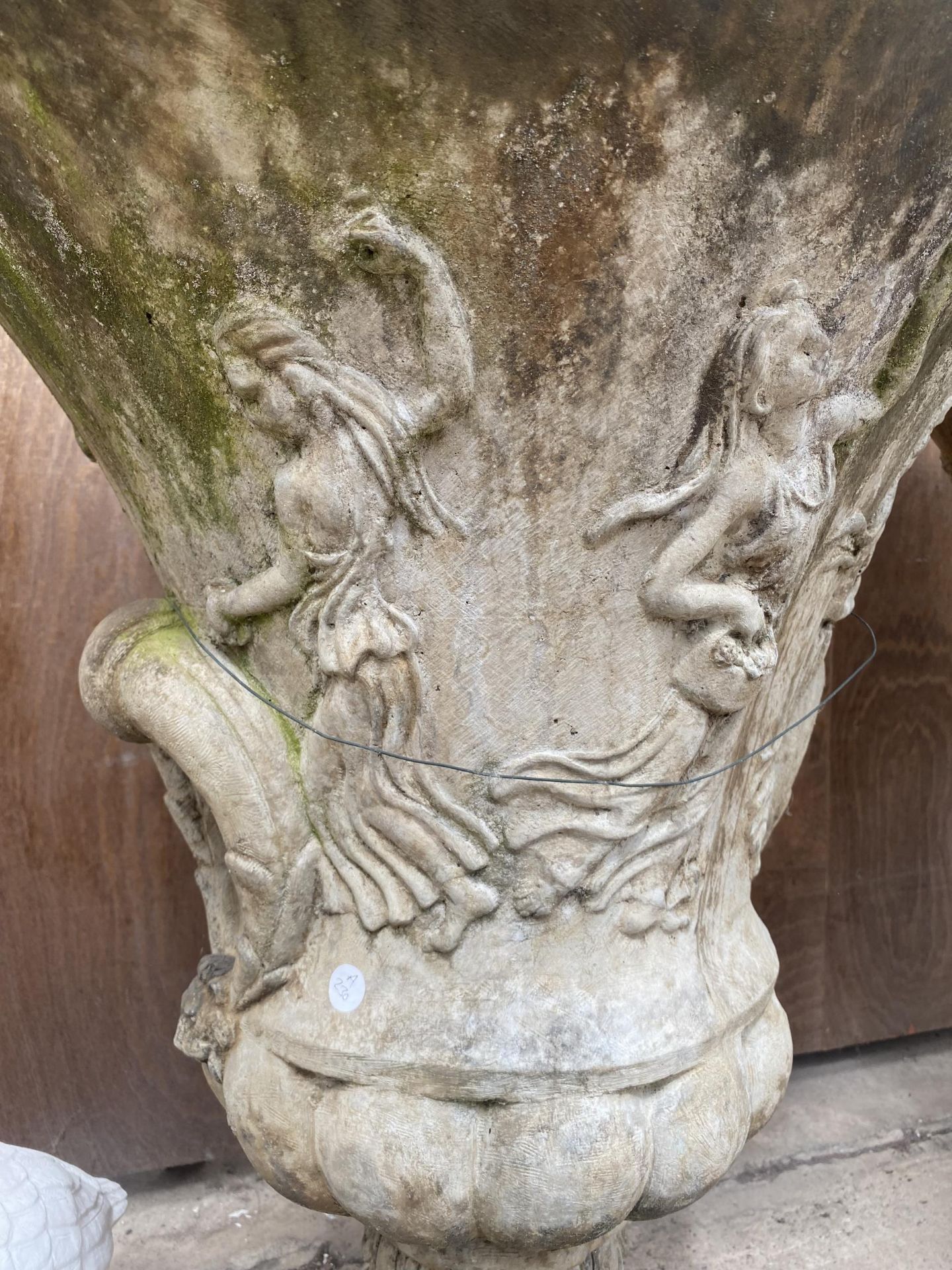 A PAIR OF LARGE RECONSTITUTED STONE URN PLANTERS (H:83CM) - Image 5 of 6