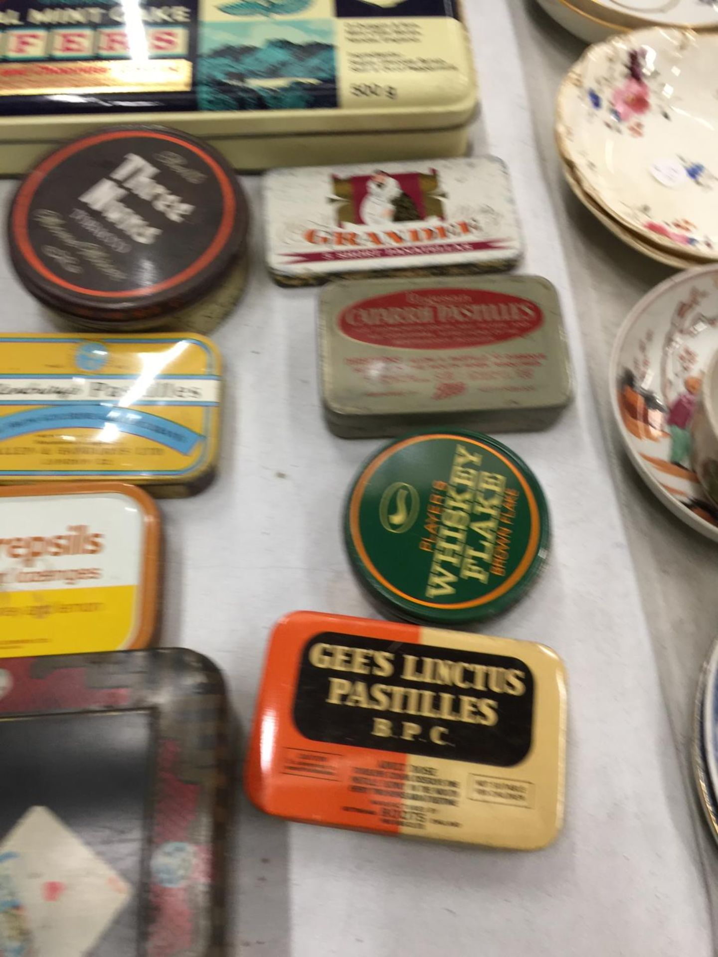 A LARGE COLLECTION OF VINTAGE TINS PLUS A SILVER PLATED TRAY - Image 8 of 8