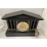 AN ANTIQUE BLACK SLATE MARBLE MANTLE CLOCK WITH TRIPLE CORINTHIAN COLUMNS AND GILT DESIGN DIAL, WITH