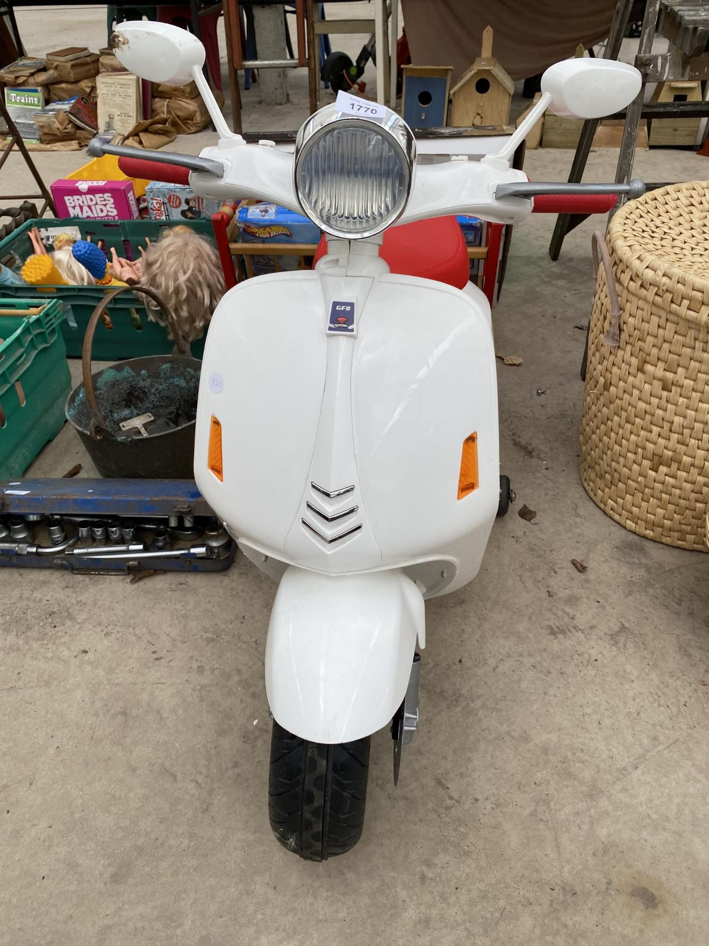 A CHILDRENS BATTERY OPPERATED MOPED - Image 2 of 4