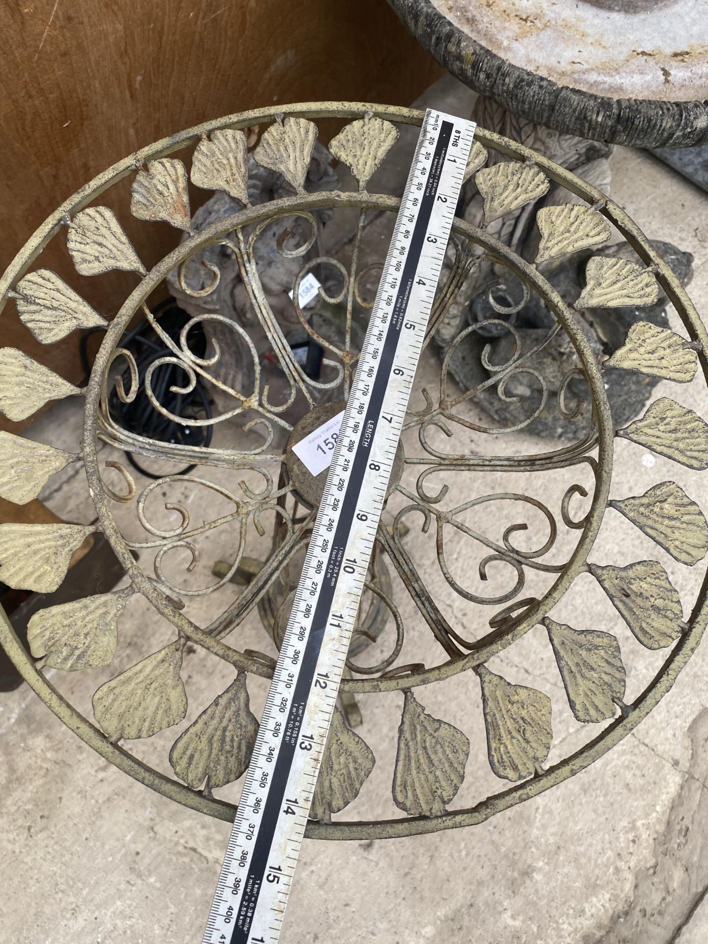 A DECORATIVE METAL PLANT STAND - Image 3 of 3