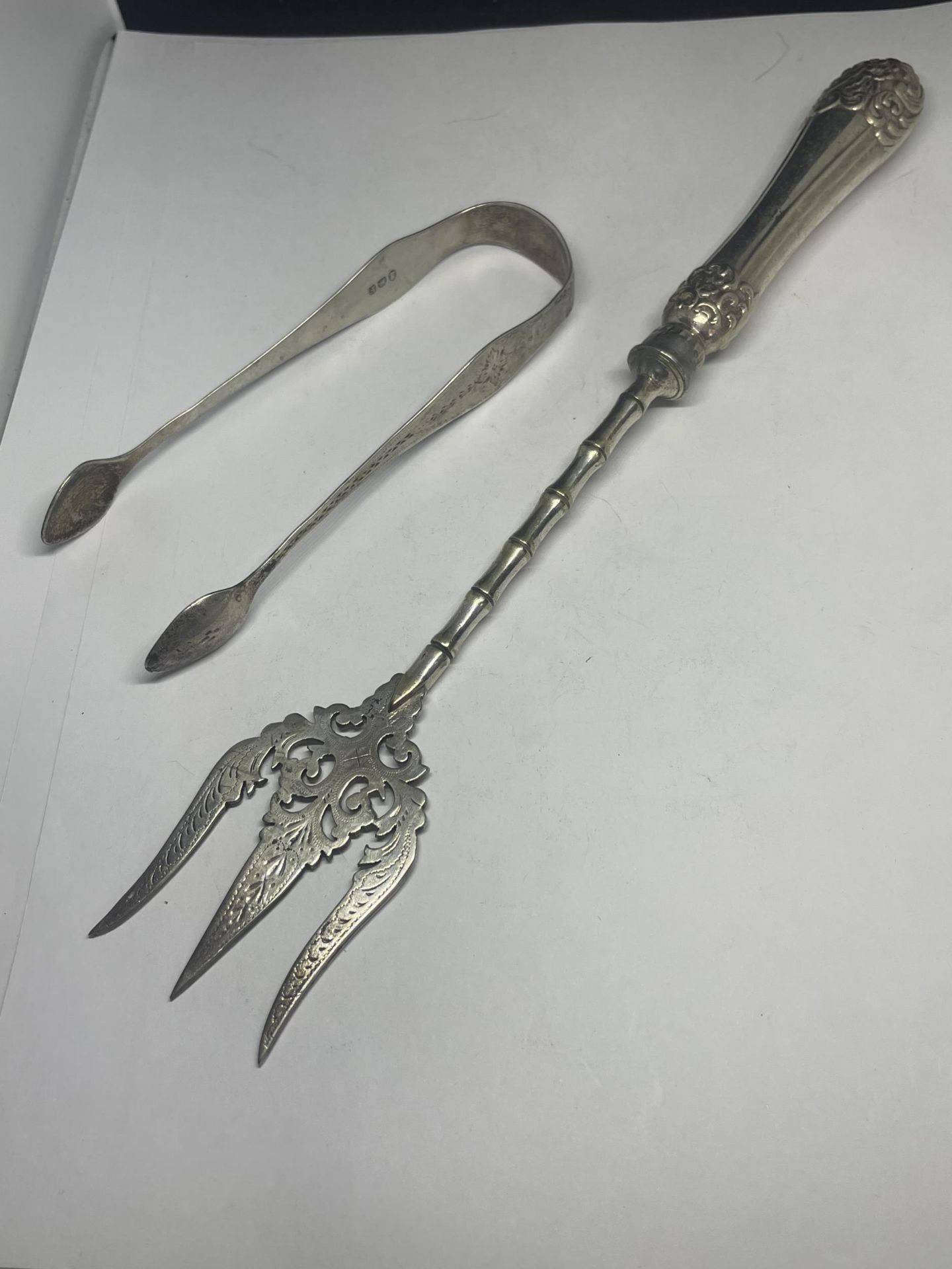 A PAIR OF GEORGIAN SILVER TONGS AND A SILVER HANDLED FORK