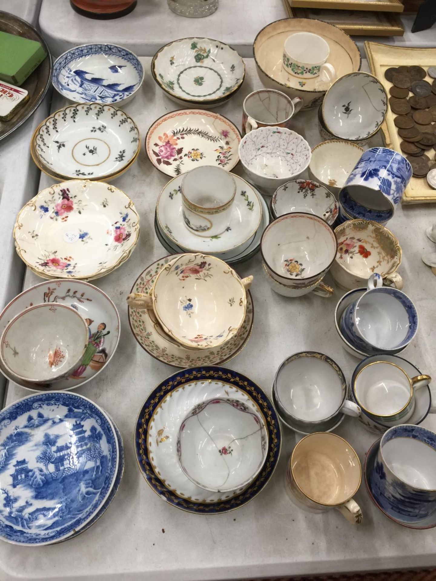 A LARGE QUANTITY OF EARLY 19TH CENTURY TEABOWLS, CUPS AND SAUCERS - SOME A/F