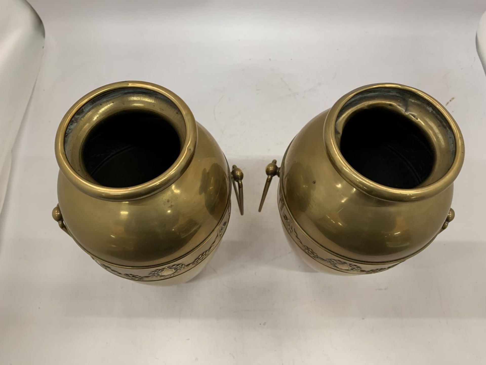 A PAIR OF ART NOUVEAU DESIGN BELDRAY BRASS VASES WITH SIDE HANDLES AND EMBOSSED DECORATION HEIGHT - Image 3 of 6