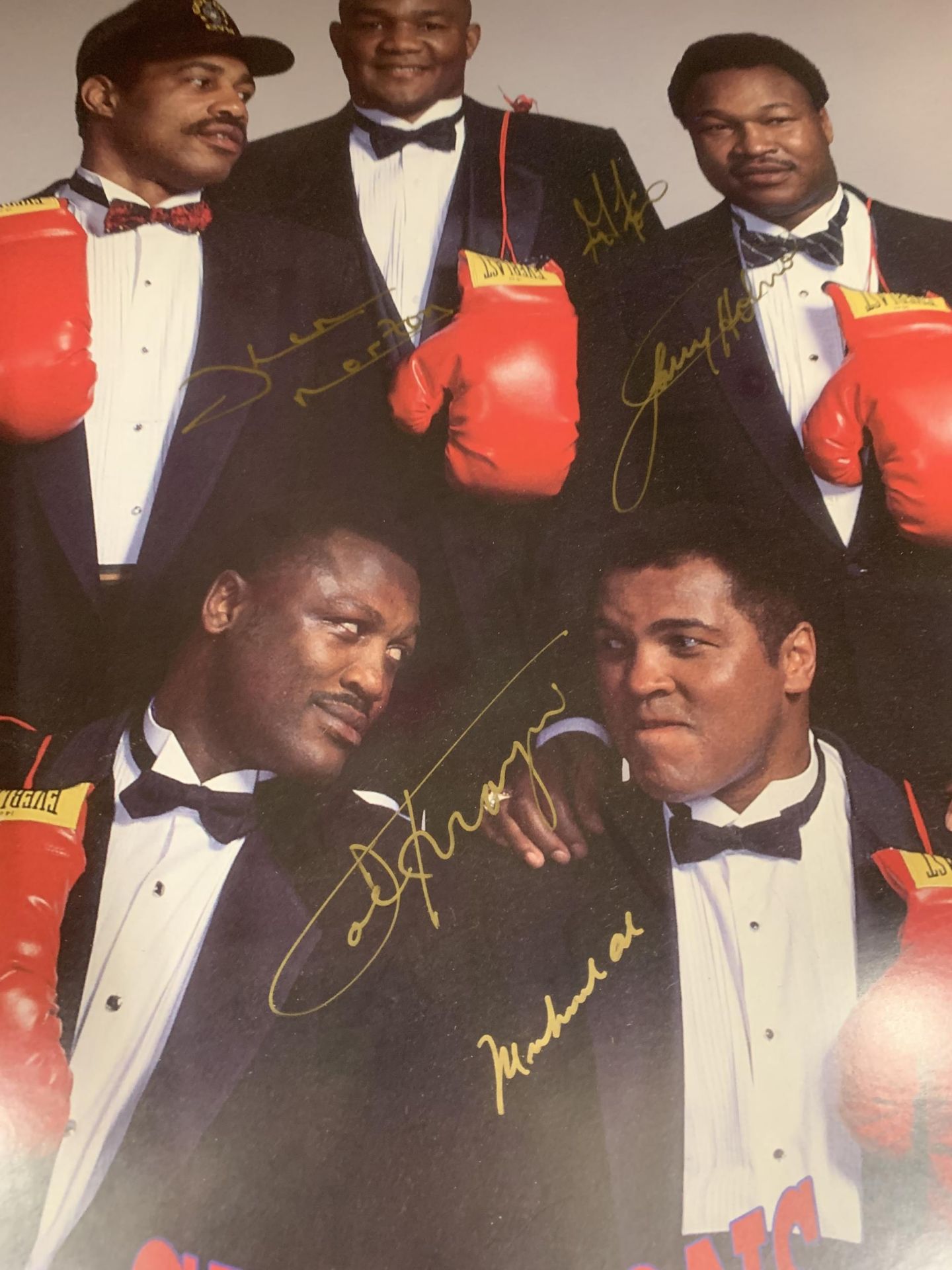 A SIGNED AND FRAMED PHOTOGRAPH OF MUHAMMED ALI , GEORGE FOREMAN, JOE FRAZIER, KEN NORTON & LARRY - Image 3 of 3