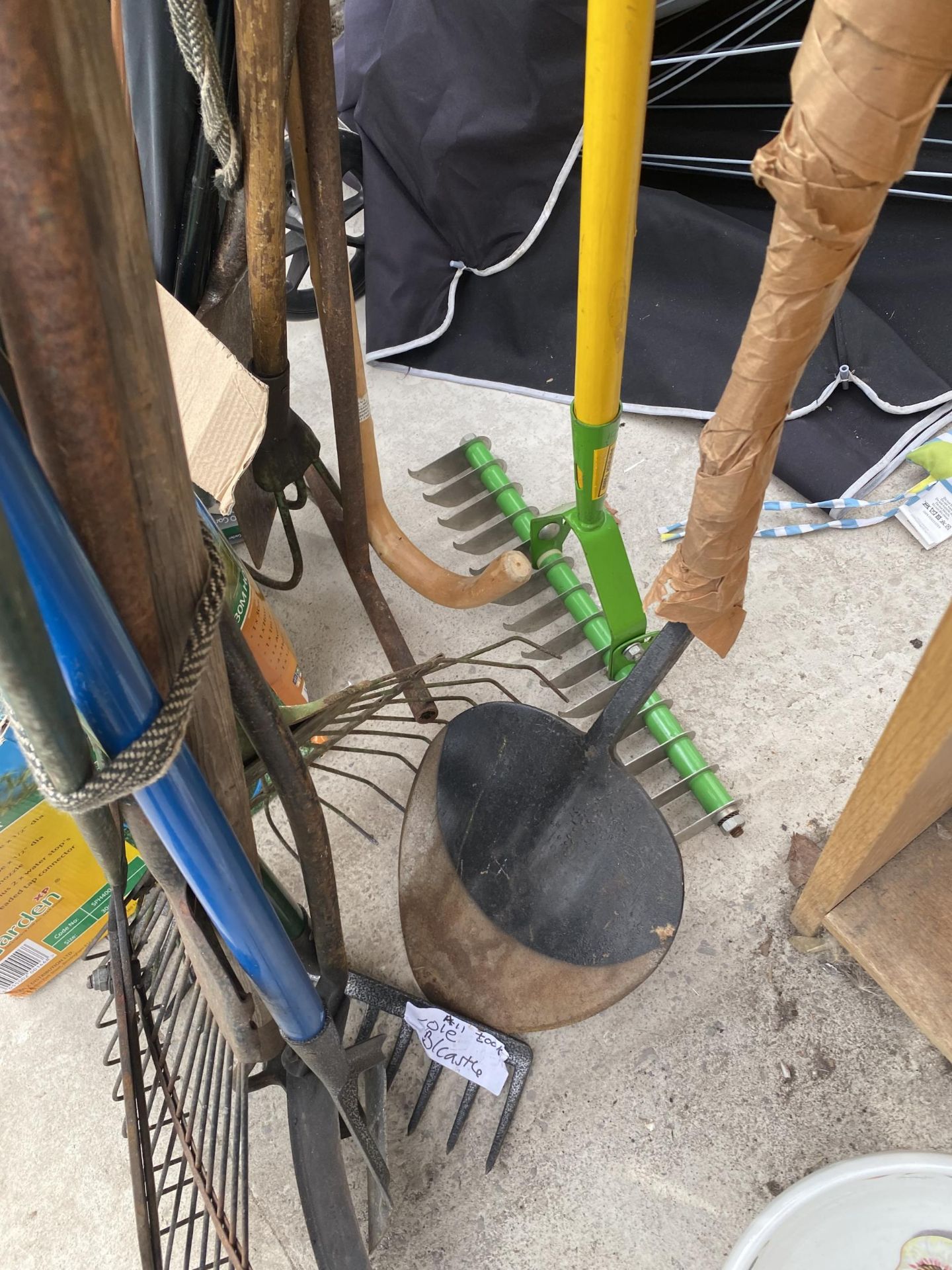 AN ASSORTMENT OF GARDEN TOOLS TO INCLUDE RAKES, FORKS AND A HOSE REEL ETC - Image 4 of 5