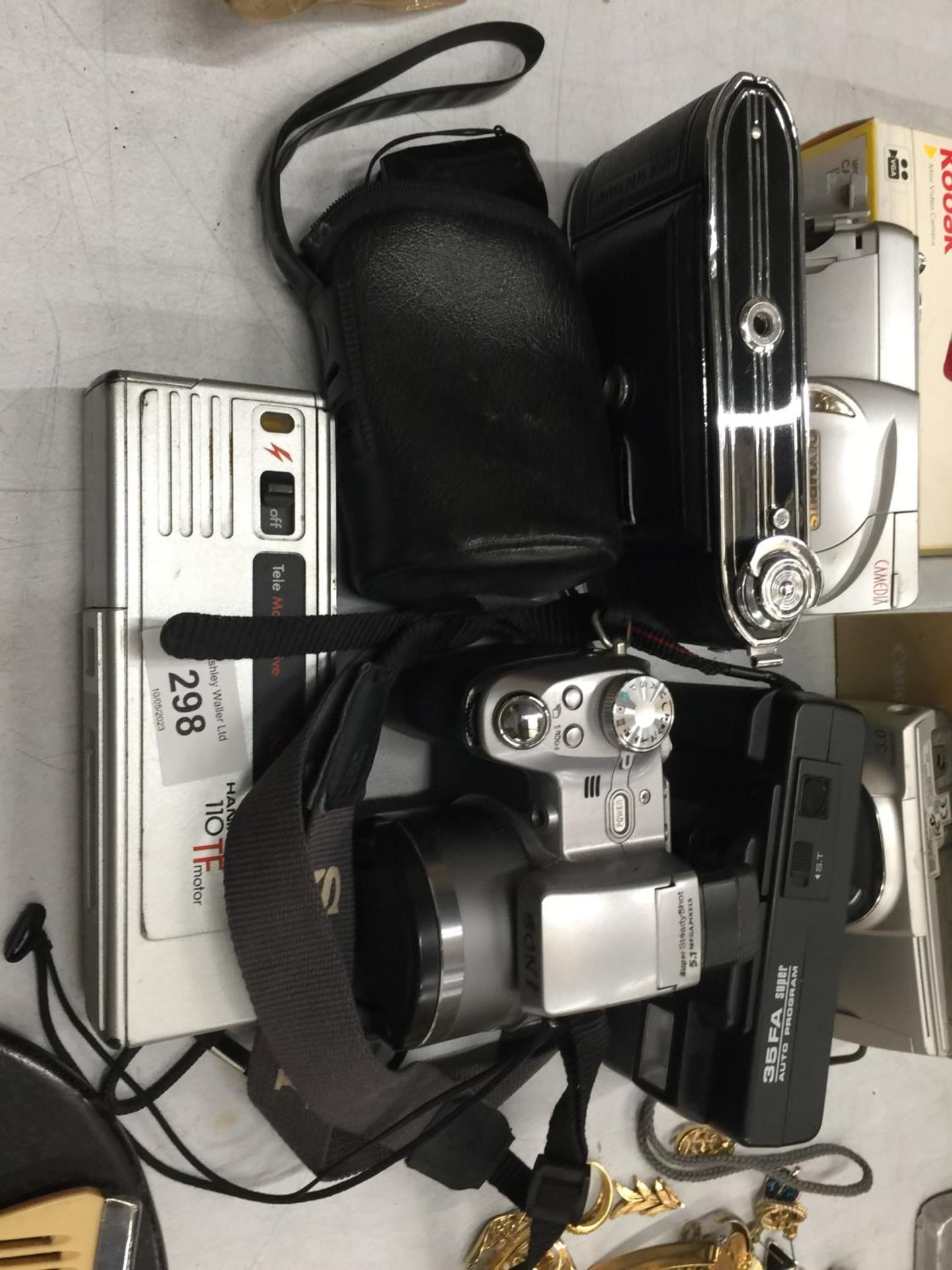 A QUANTITY OF CAMERAS TO INCLUDE A HANIMEX 110 TF MOTOR, A SONY SUPER STEADY SHOT 5.1 PIXELS, AN - Image 3 of 4