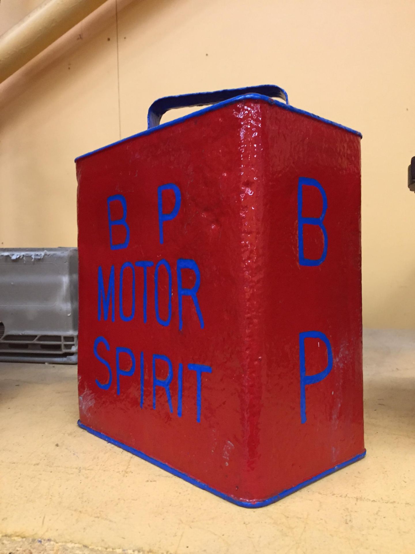 A VINTAGE BP MOTOR SPIRIT PETROL CAN - Image 4 of 4