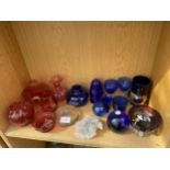 AN ASSORTMENT OF GLASS ITEMS TO INCLUDE CRANBERRY GLASS AND BLUE GLASS ETC