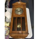 A VINTAGE MAHOGANY CASED WALL CLOCK COMPLETE WITH PENDULUM AND KEY HEIGHT 77CM, WIDTH 31CM