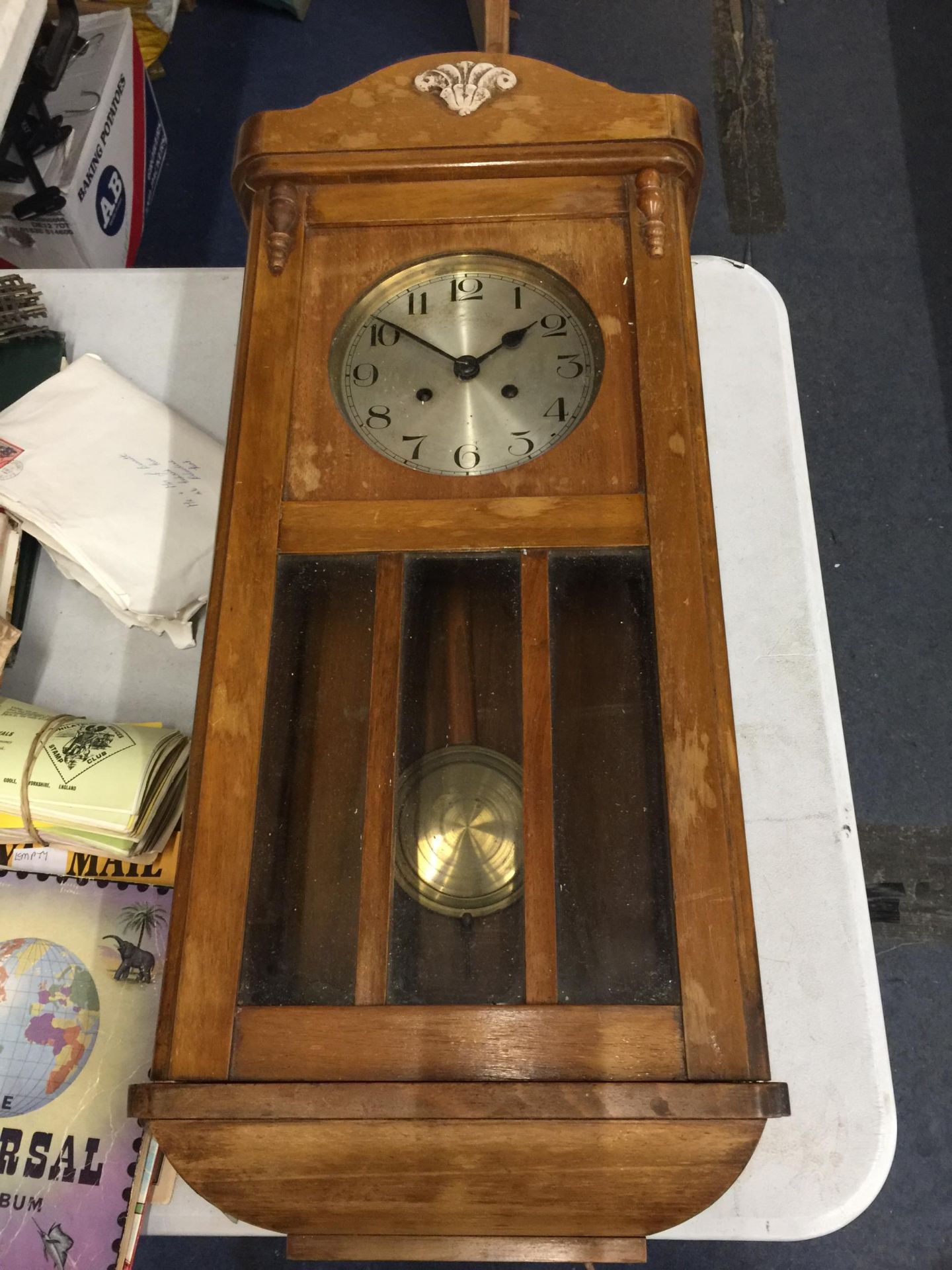 A VINTAGE MAHOGANY CASED WALL CLOCK COMPLETE WITH PENDULUM AND KEY HEIGHT 77CM, WIDTH 31CM