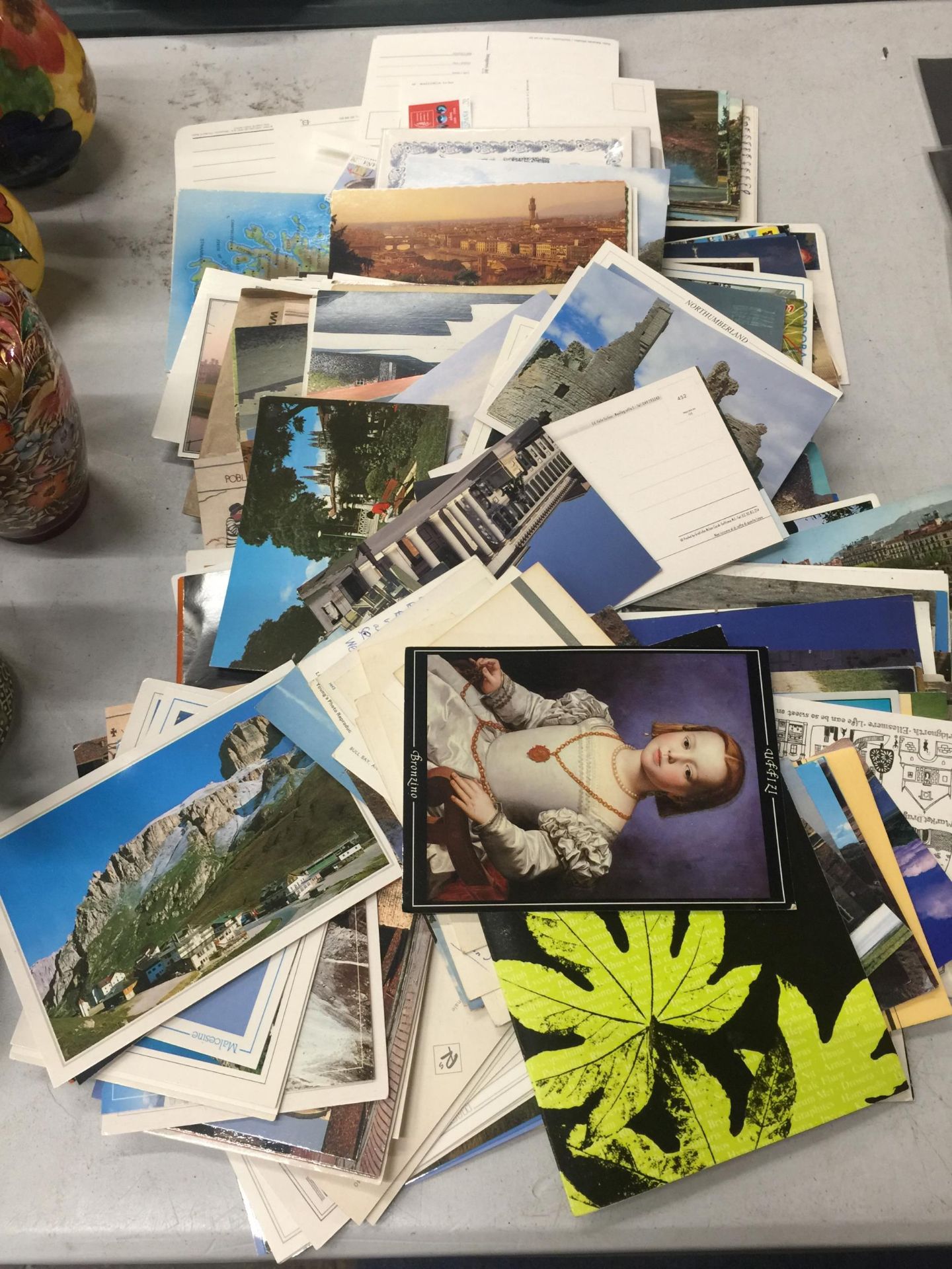 A LARGE QUANTITY OF MAINLY SOUVENIR POSTCARDS