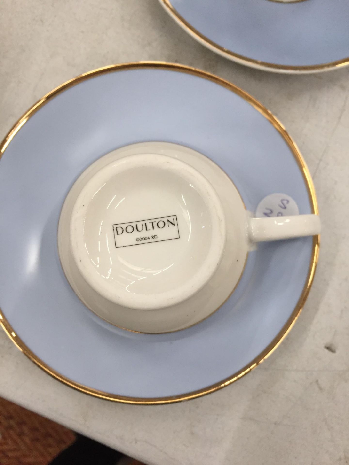 A MODERN DOULTON BLUE AND WHITE PART DINNNER SERVICE - Image 5 of 5