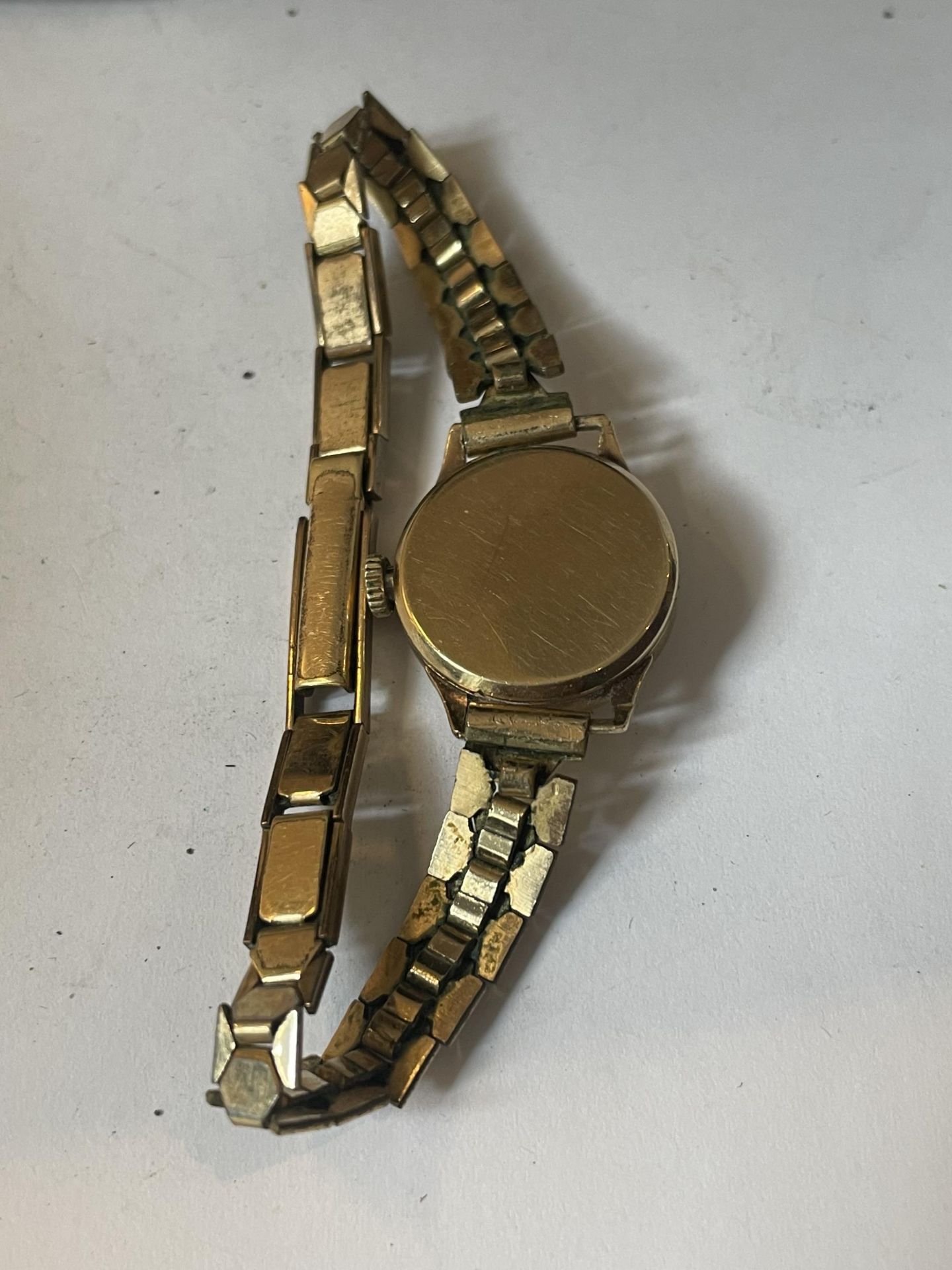 A LADIES OMEGA 9 CARAT GOLD WRIST WATCH WITH ROLLED GOLD STRAP IN ORIGINAL OMEGA CASE SEEN WORKING - Image 3 of 5