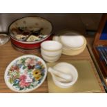 A QUANTITY OF CERAMIC ITEMS TO INCLUDE A PESTLE AND MORTAR, LARGE GREEN AND GOLD PLATES, BOWLS,