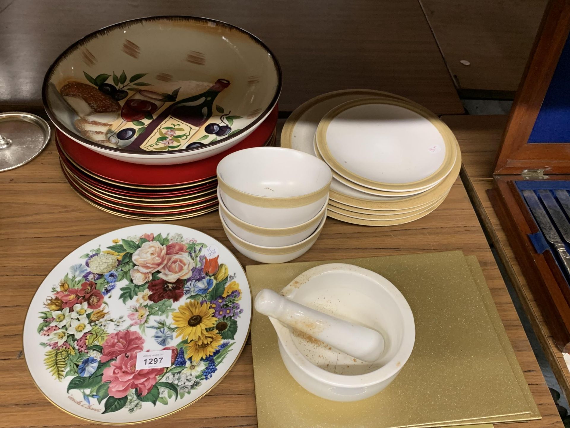 A QUANTITY OF CERAMIC ITEMS TO INCLUDE A PESTLE AND MORTAR, LARGE GREEN AND GOLD PLATES, BOWLS,