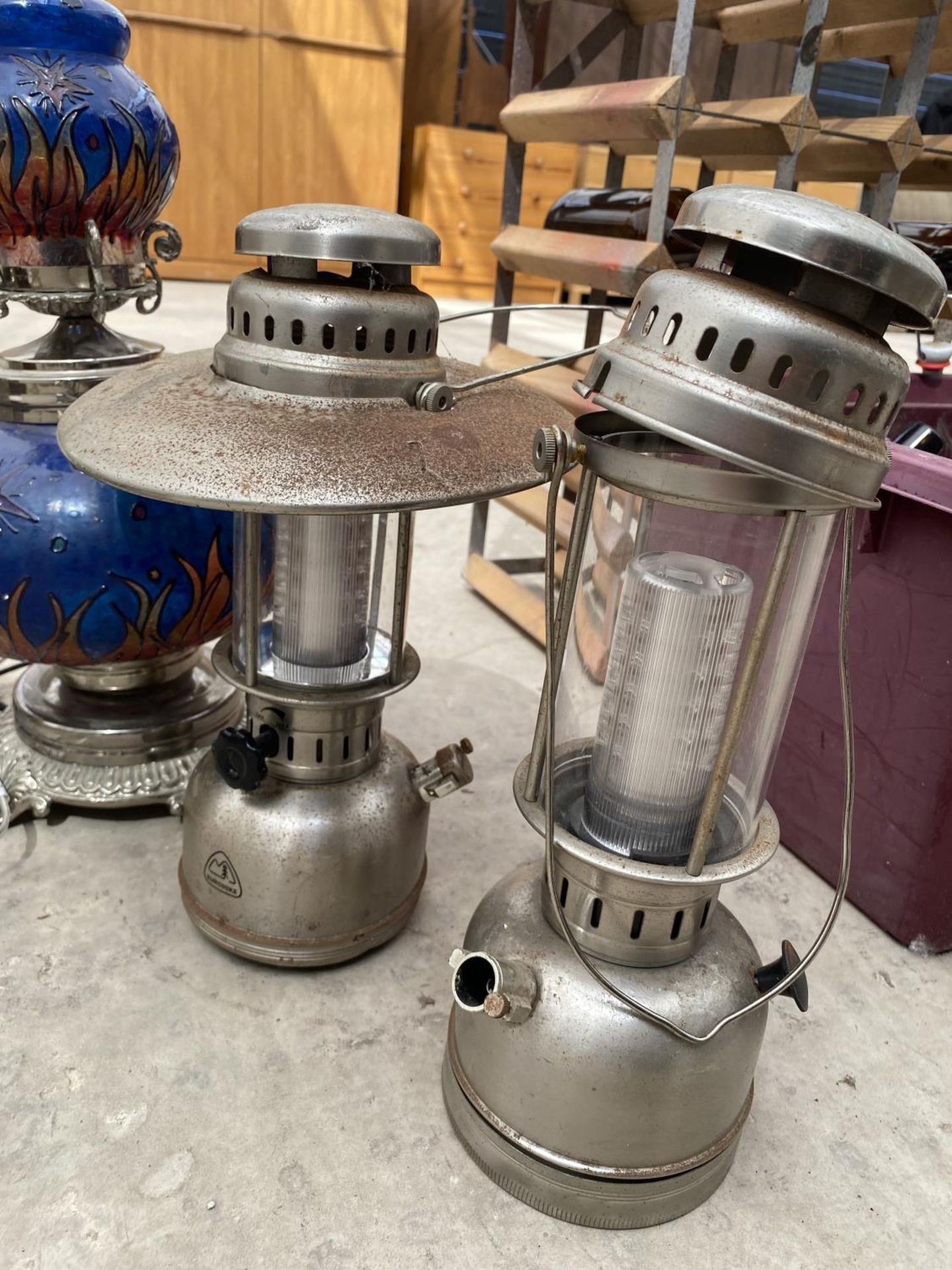 AN ASSORTMENT OF TABLE LAMPS TO INCLUDE AN OIL LAMP CONVERTED TO ELECTRIC ETC - Bild 2 aus 3