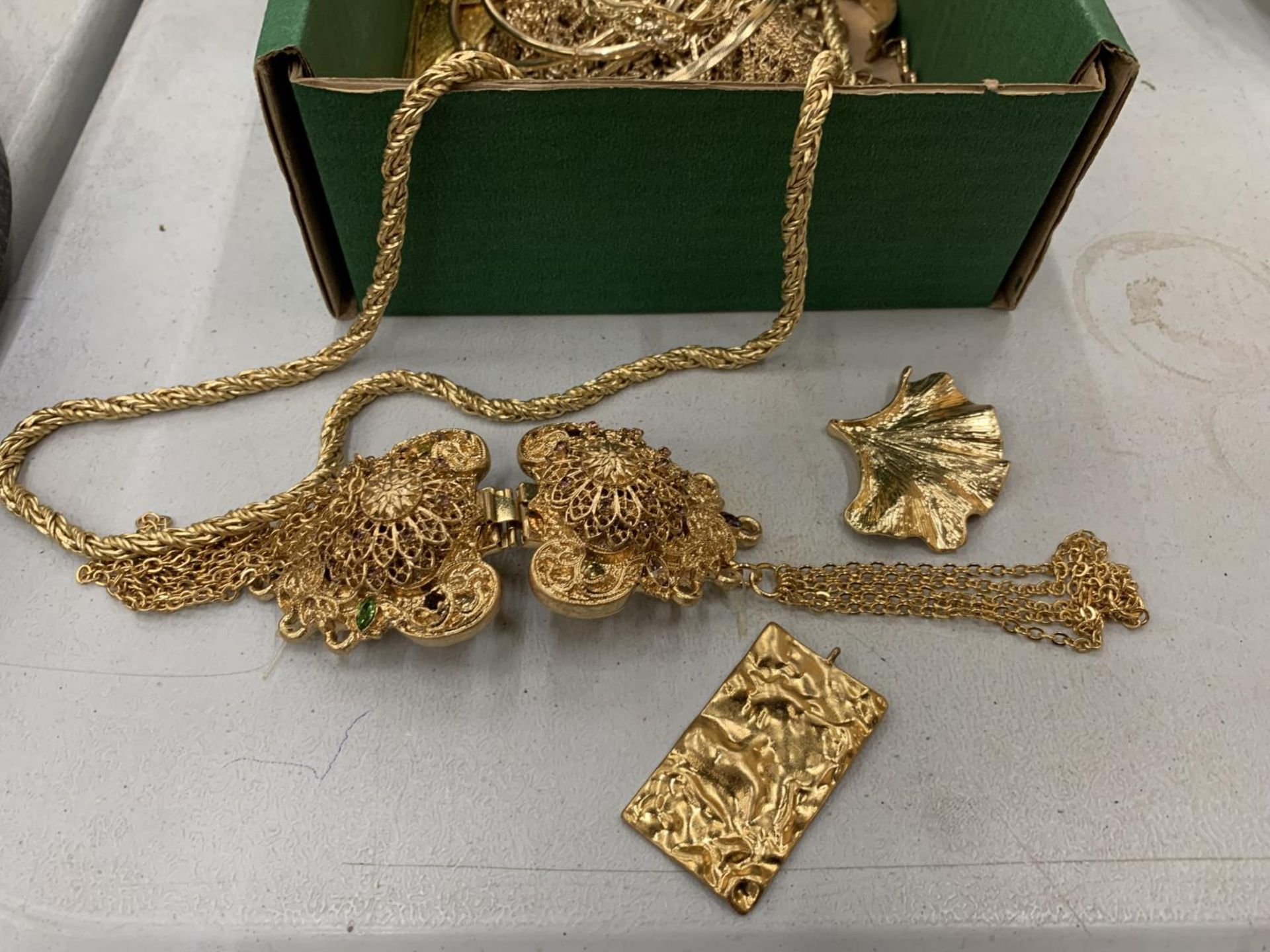 A QUANTITY OF YELLOW METAL COSTUME JEWELLERY TO INCLUDE CHAINS, ETC - Image 2 of 2