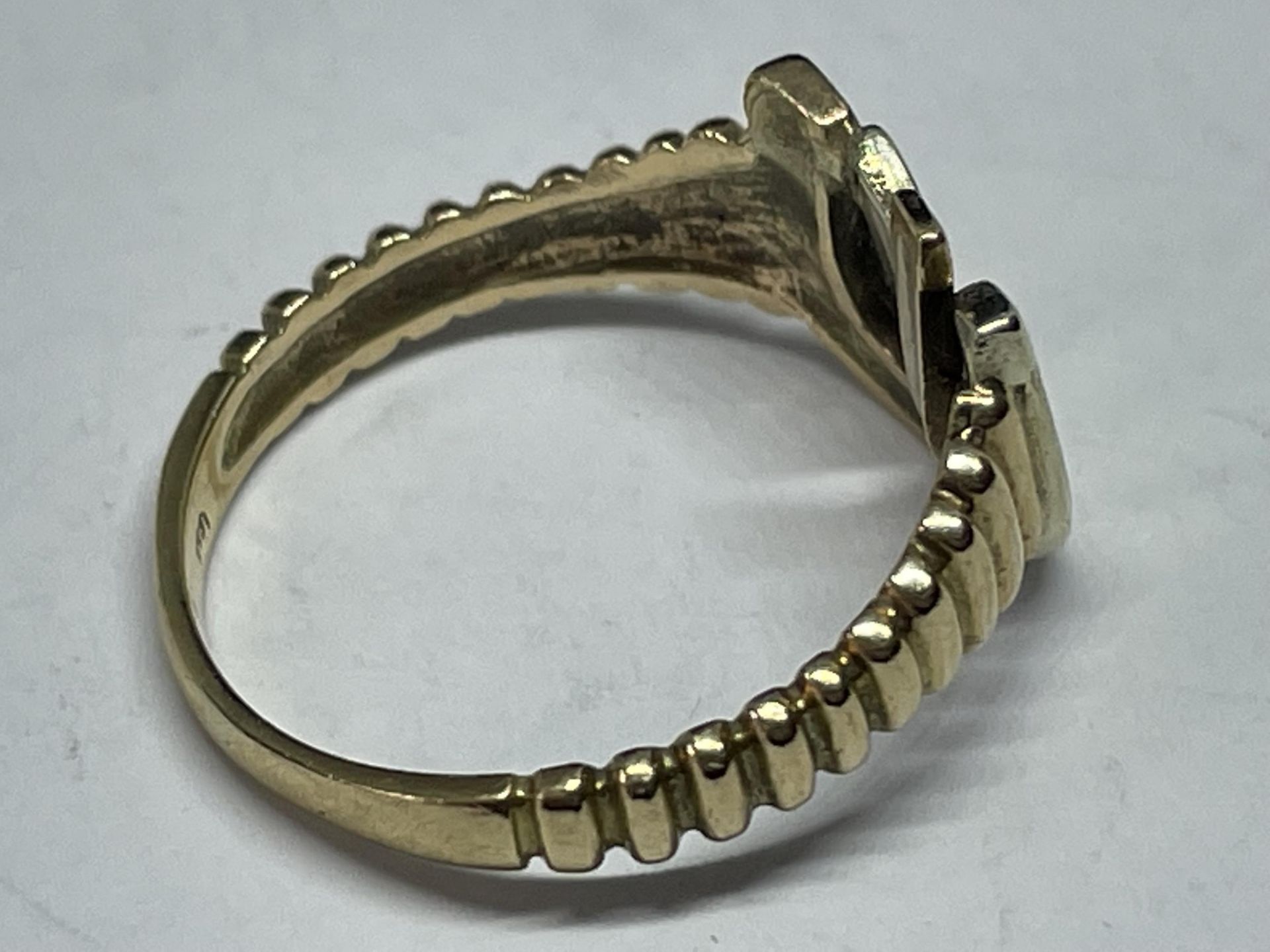 A 9 CARAT GOLD RING WITH HORSESHOE DESIGN GROSS WEIGHT 2.55 GRAMS SIZE M/N - Image 3 of 3