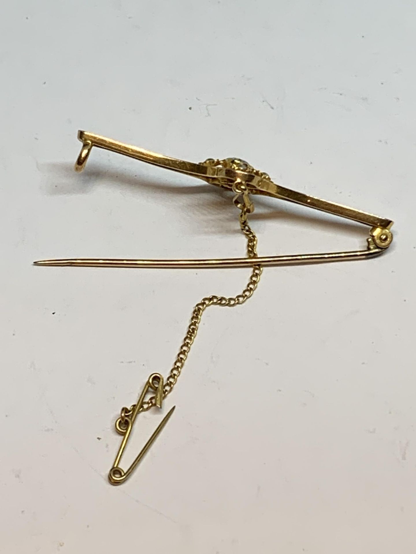 A TESTED TO 18 CARAT GOLD BROOCH WITH A CENTRE AQUAMARINE, PEARLS AND A SAFETY CHAIN GROSS WEIGHT - Image 4 of 4