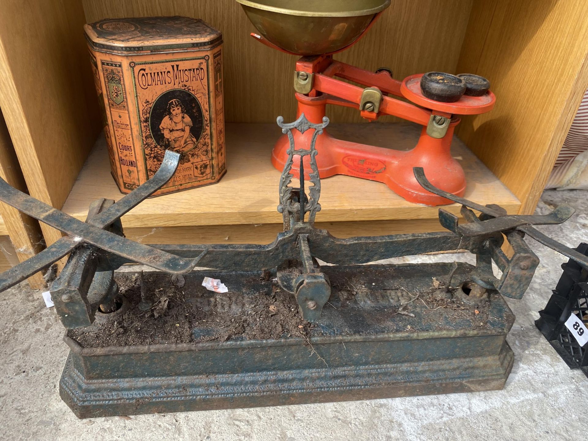 AN ASSORTMENT OF VINTAGE ITEMS TO INCLUDE A BRASS KEY HOOK, OIL LAMPS AND SCALES ETC - Image 4 of 4