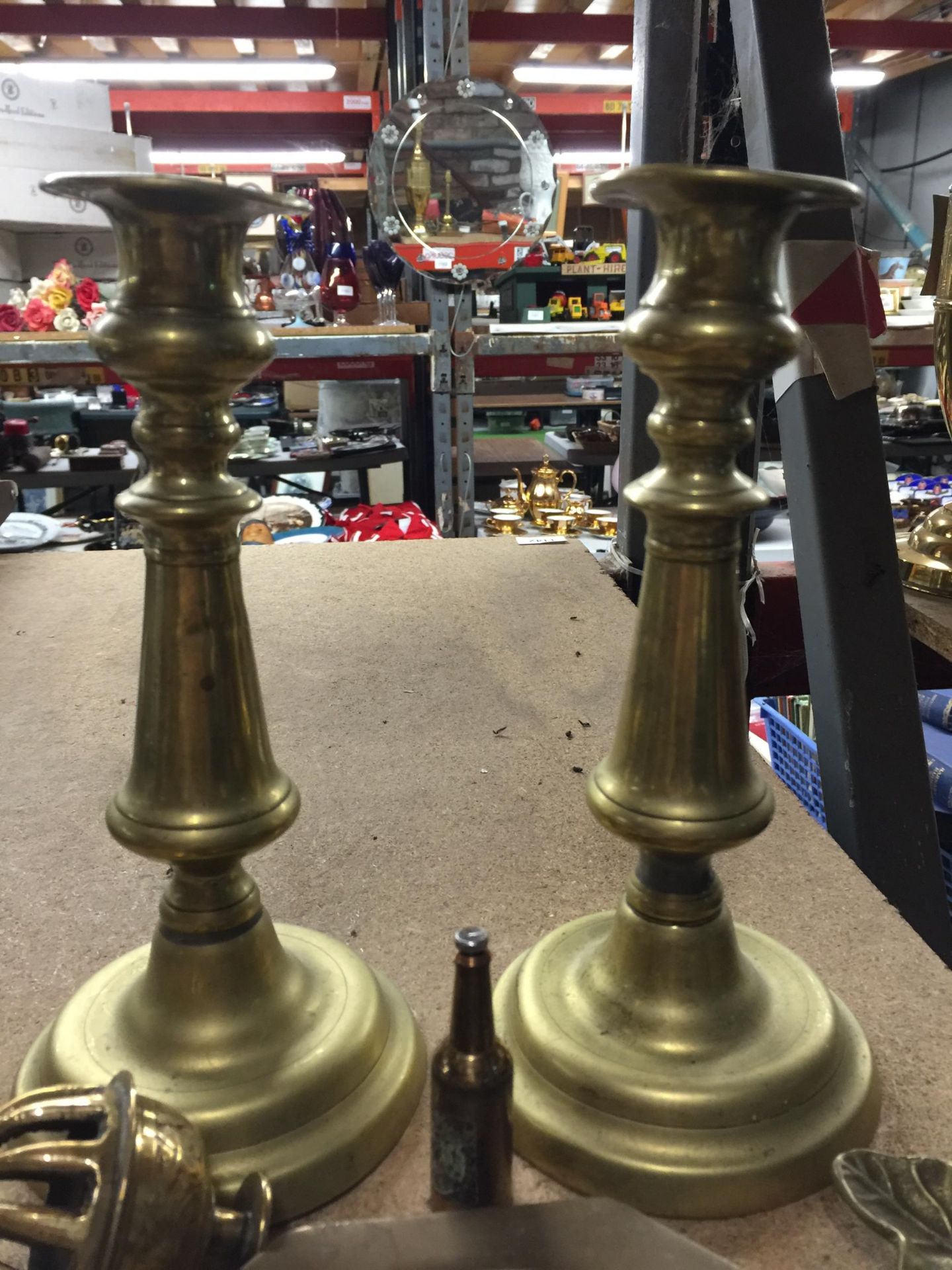 A QUANTITY OF BRASSWARE TO INCLUDE CANDLESTICKS, A PRAYER BELL, TEA CADDY SPOON, ETC - Image 6 of 6