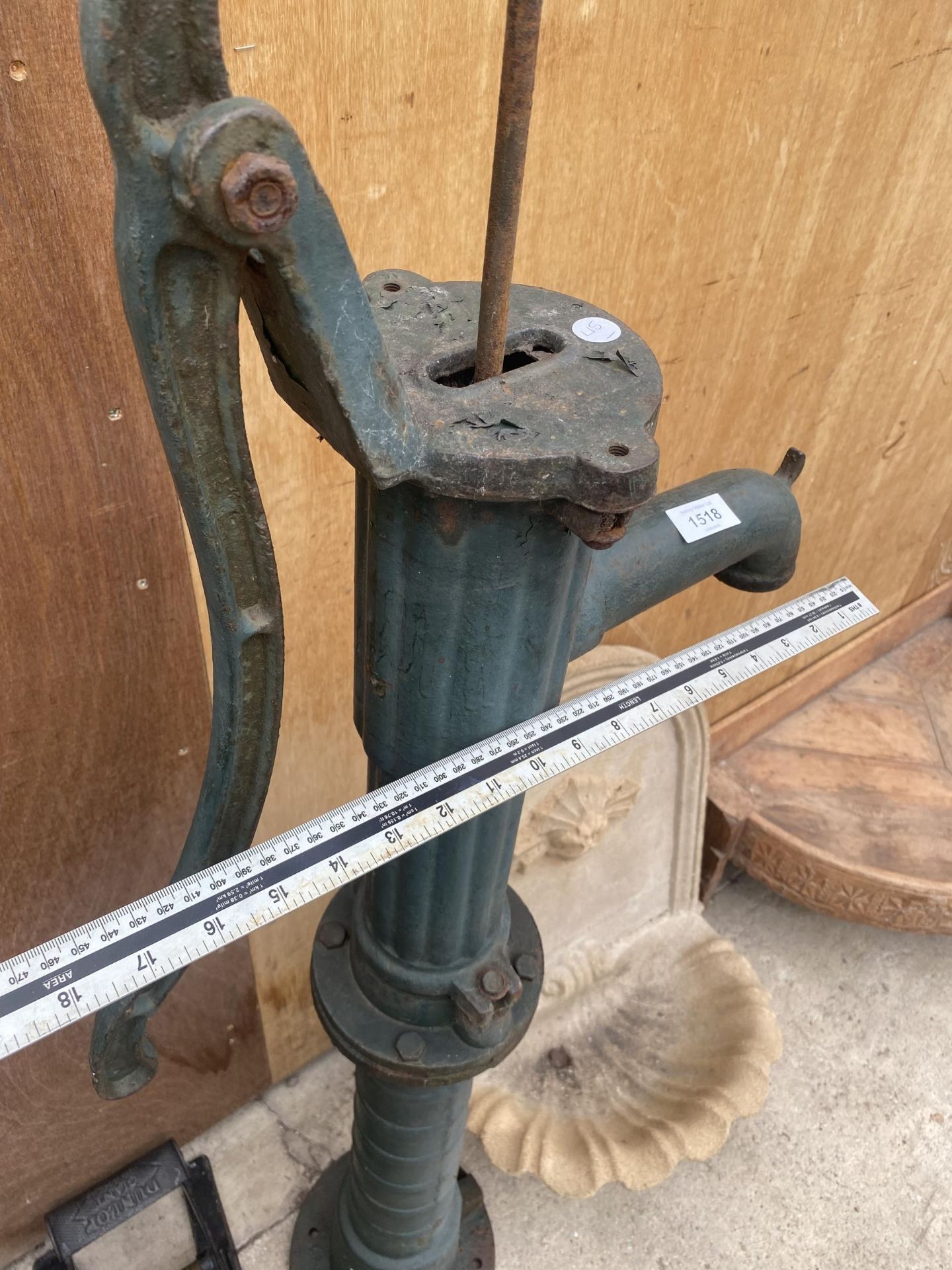 A VINTAGE CAST IRON WELL WATER PUMP - Image 4 of 4