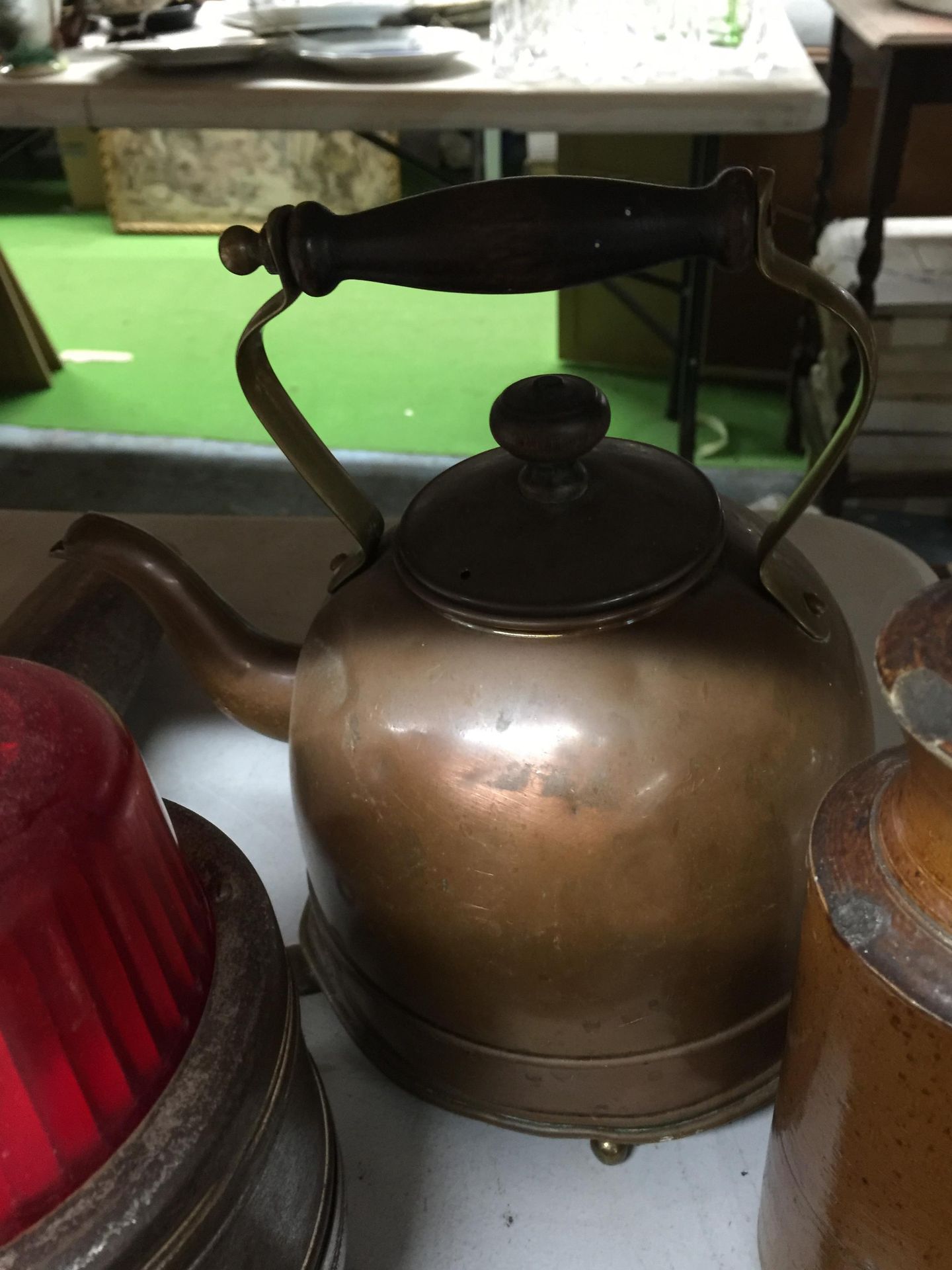 A MIXED GROUP OF VINTAGE METAL ITEMS, COPPER KETTLE ETC - Image 5 of 6
