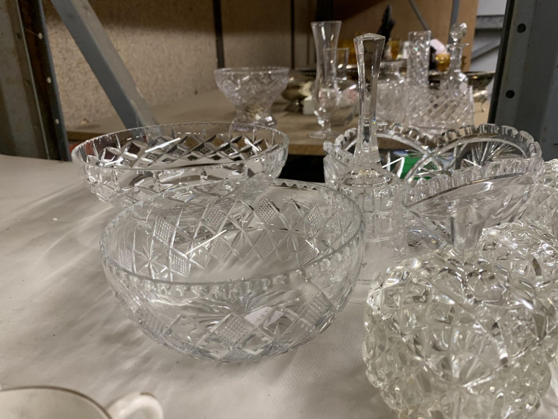 A QUANTITY OF GLASSWARE TO INCLUDE BOWLS, A BELL, TRINKET BOXES, ETC - Image 4 of 4