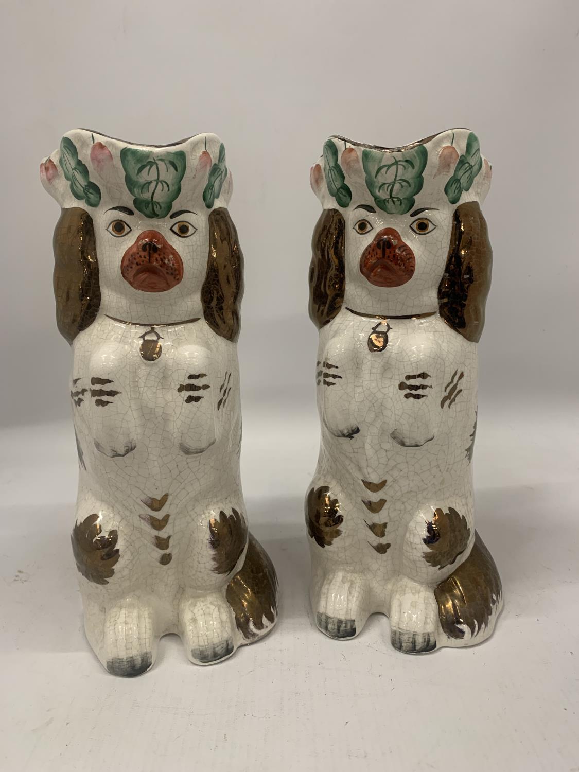 A PAIR OF VINTAGE STAFFORDSHIRE DOG JUGS, HEIGHT 25CM