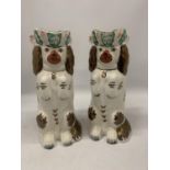 A PAIR OF VINTAGE STAFFORDSHIRE DOG JUGS, HEIGHT 25CM