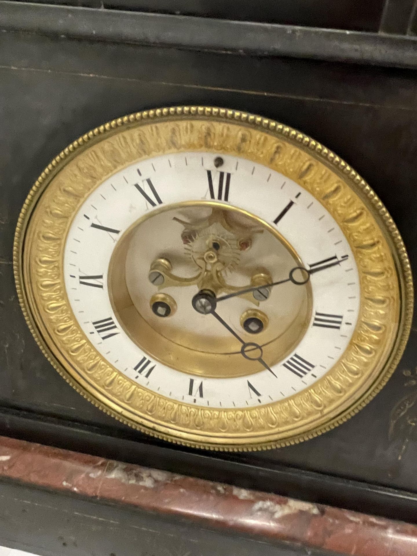 AN ANTIQUE MARBLE MANTLE CLOCK WITH VISUAL ESCAPEMENT MOVEMENT - Image 3 of 4