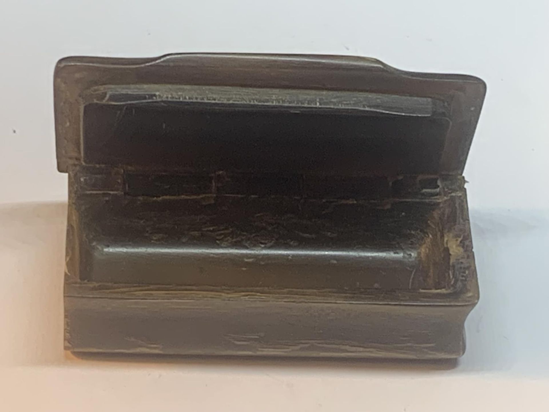 A VICTORIAN SNUFF BOX - Image 3 of 3