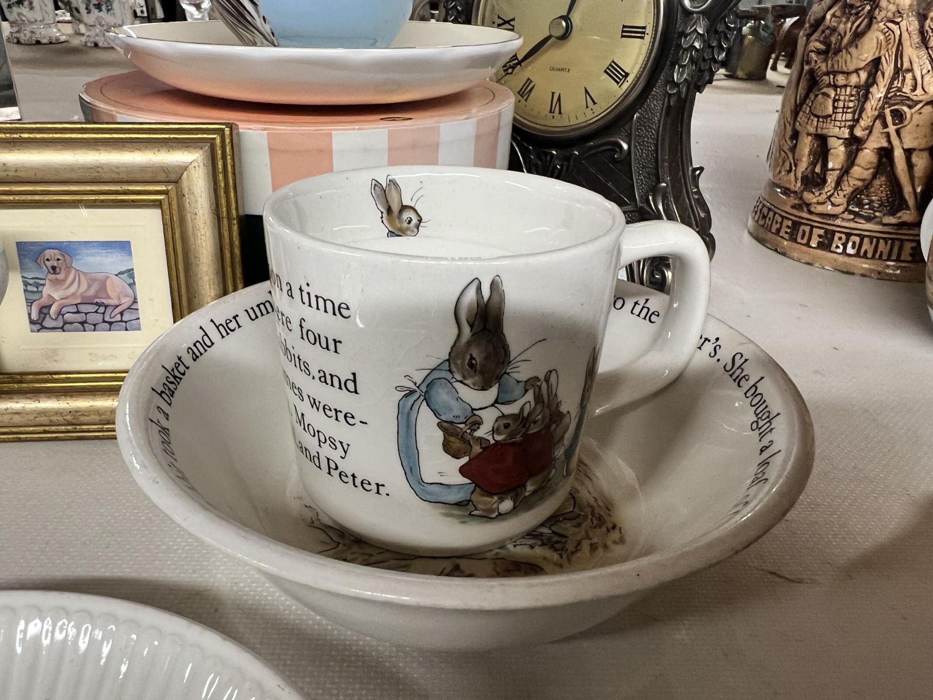 A MIXED LOT TO INCLUDE A WHITE METAL BOOT AND LETTER OPENER, WEDGWOOD PETER RABBIT MUG, BOWL AND - Image 3 of 6