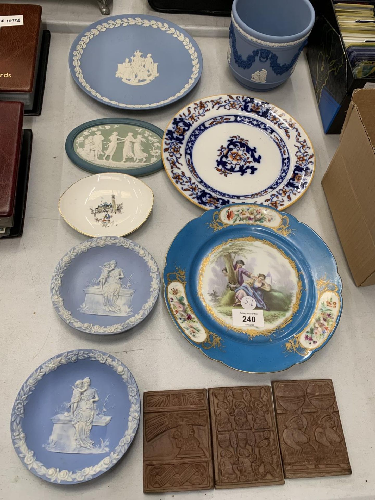 A QUANTITY OF WEDGWOOD ITEMS TO INCLUDE A PLANTER, PLATES AND PLAQUES PLUS TERRACOTTA TILES,