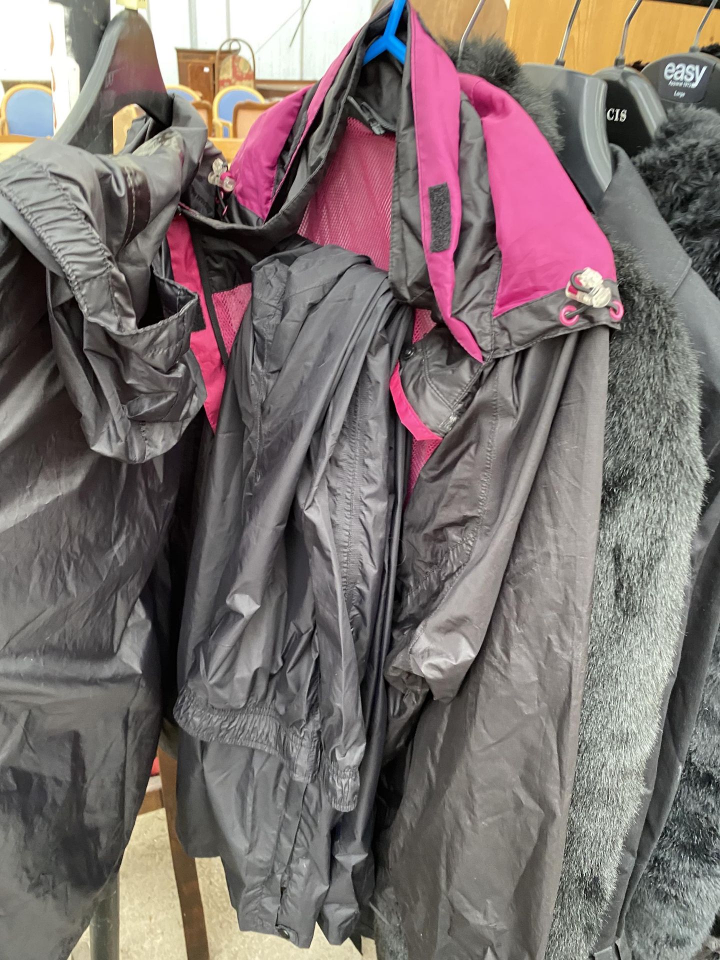A LARGE ASSORTMENT OF COATS AND JACKETS - Image 3 of 11