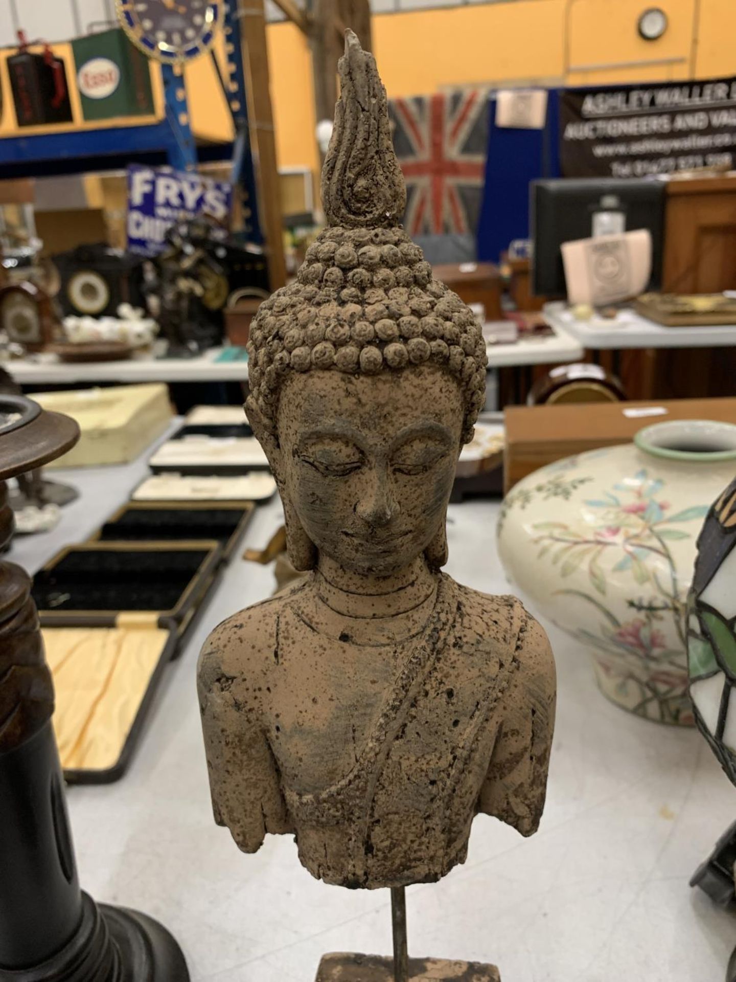 A STONE BUST OF AN ASIAN DEITY ON A PLINTH HEIGHT 40CM - Image 2 of 5