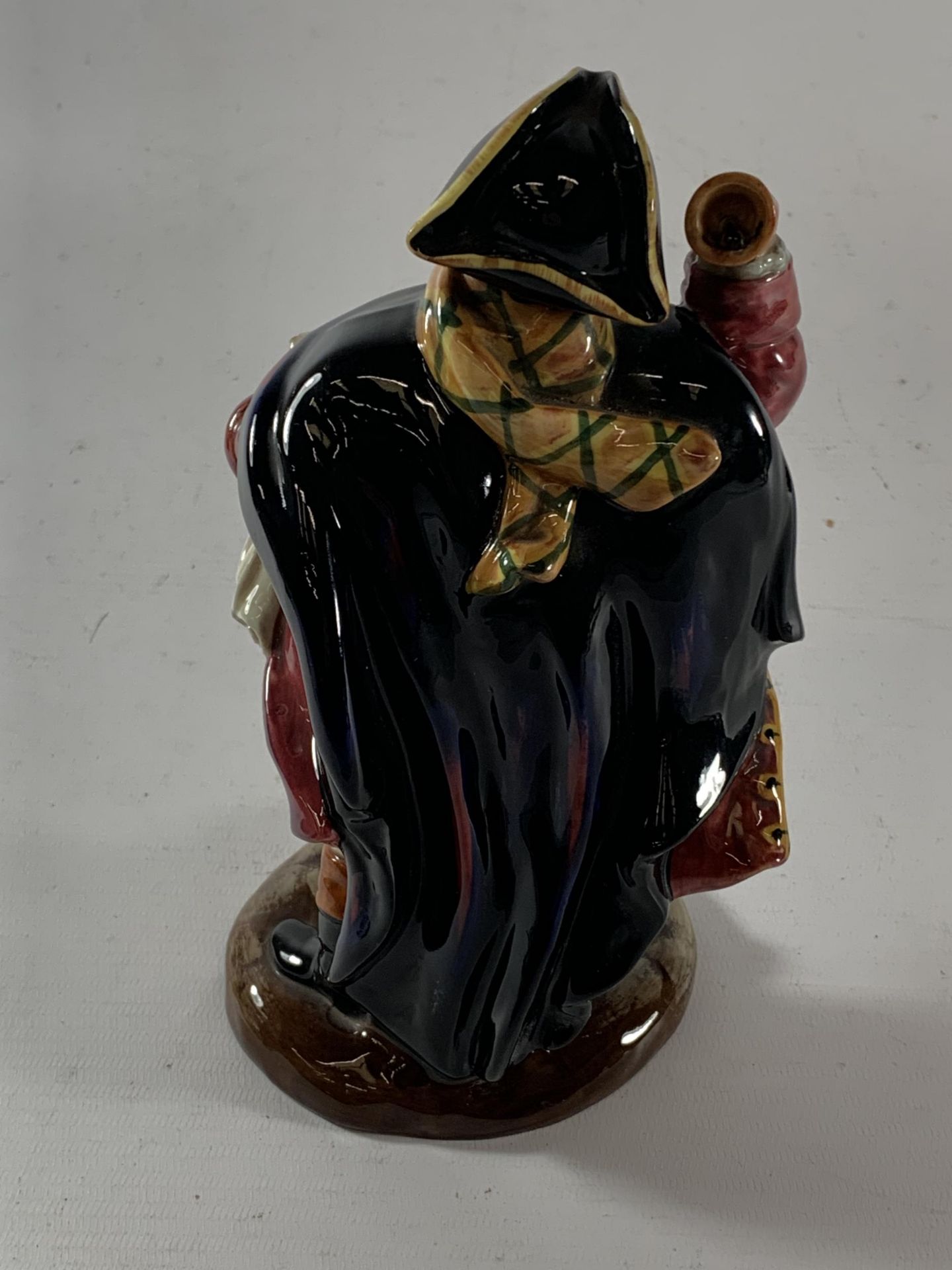 A ROYAL DOULTON 'THE TOWN CRIER' HN2119 CHARACTER FIGURE - Image 2 of 3