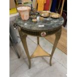 A VINTAGE GILT AND MARBLE EFFECT CIRCULAR TOPPED TABLE WITH ASSORTED CERAMICS AND GLASS