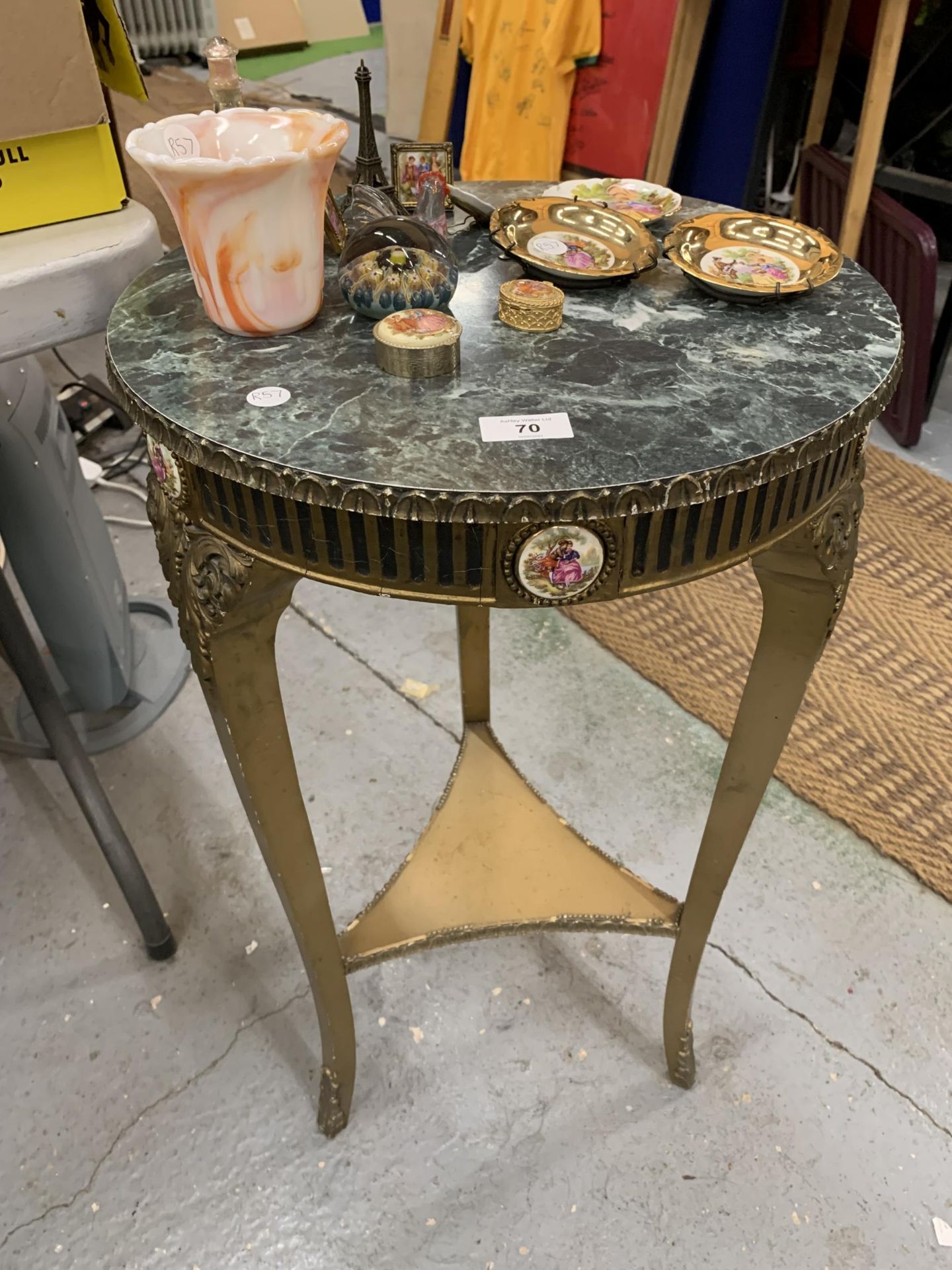 A VINTAGE GILT AND MARBLE EFFECT CIRCULAR TOPPED TABLE WITH ASSORTED CERAMICS AND GLASS