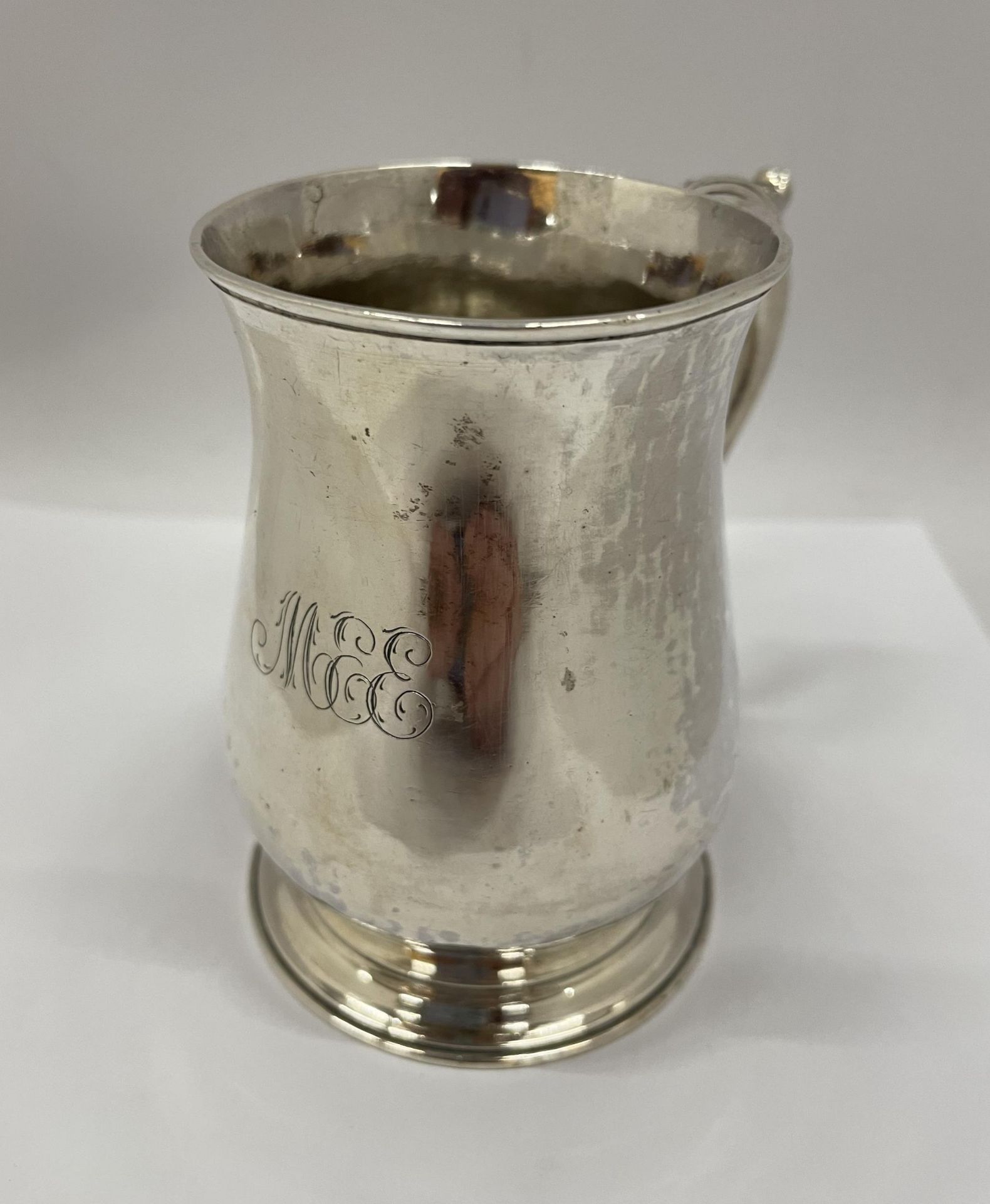 A GEORGE III SILVER TANKARD / MUG, HALLMARKS FOR LONDON, 1766, MAKERS POSSIBLY JOHN KING, WEIGHT