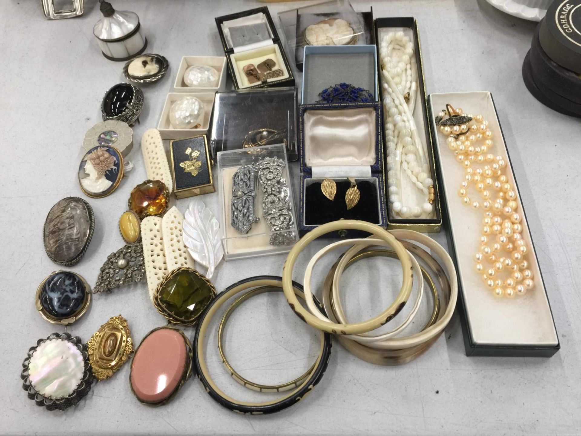 A QUANTITY OF COSTUME JEWELLERY TO INCLUDE BROOCHES, BANGLES, NECKLACES,EARRINGS, ETC - Image 8 of 8