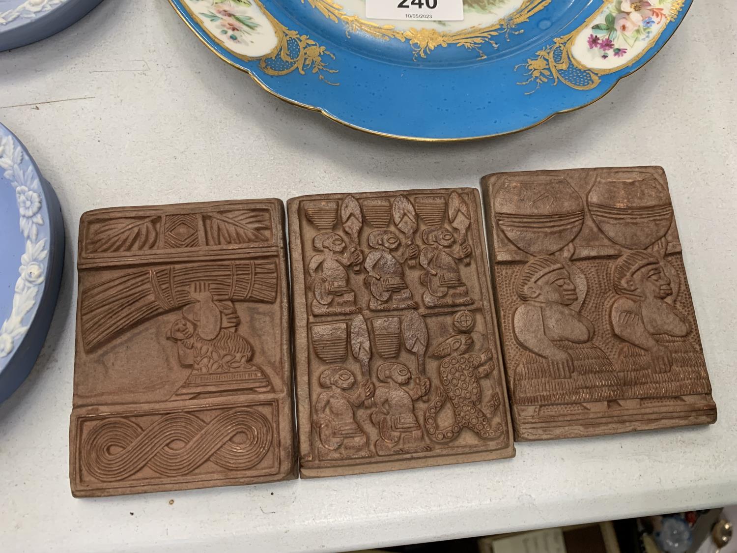 A QUANTITY OF WEDGWOOD ITEMS TO INCLUDE A PLANTER, PLATES AND PLAQUES PLUS TERRACOTTA TILES, - Image 2 of 10
