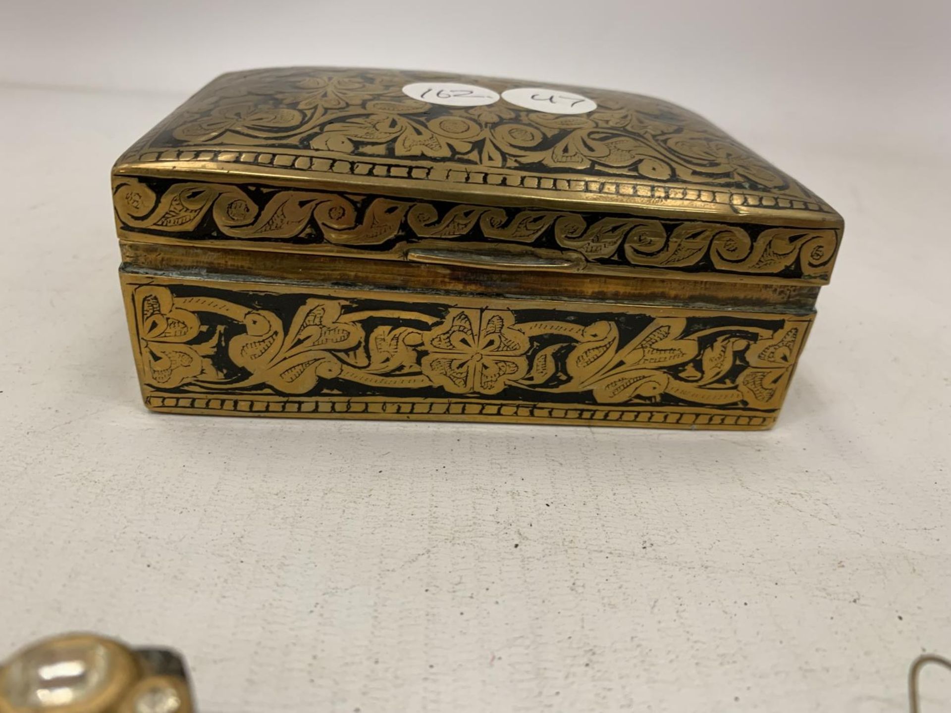 A SMALL BRASS BOX CONTAINING A QUANTITY OF COSTUME JEWELLERY - Image 4 of 5