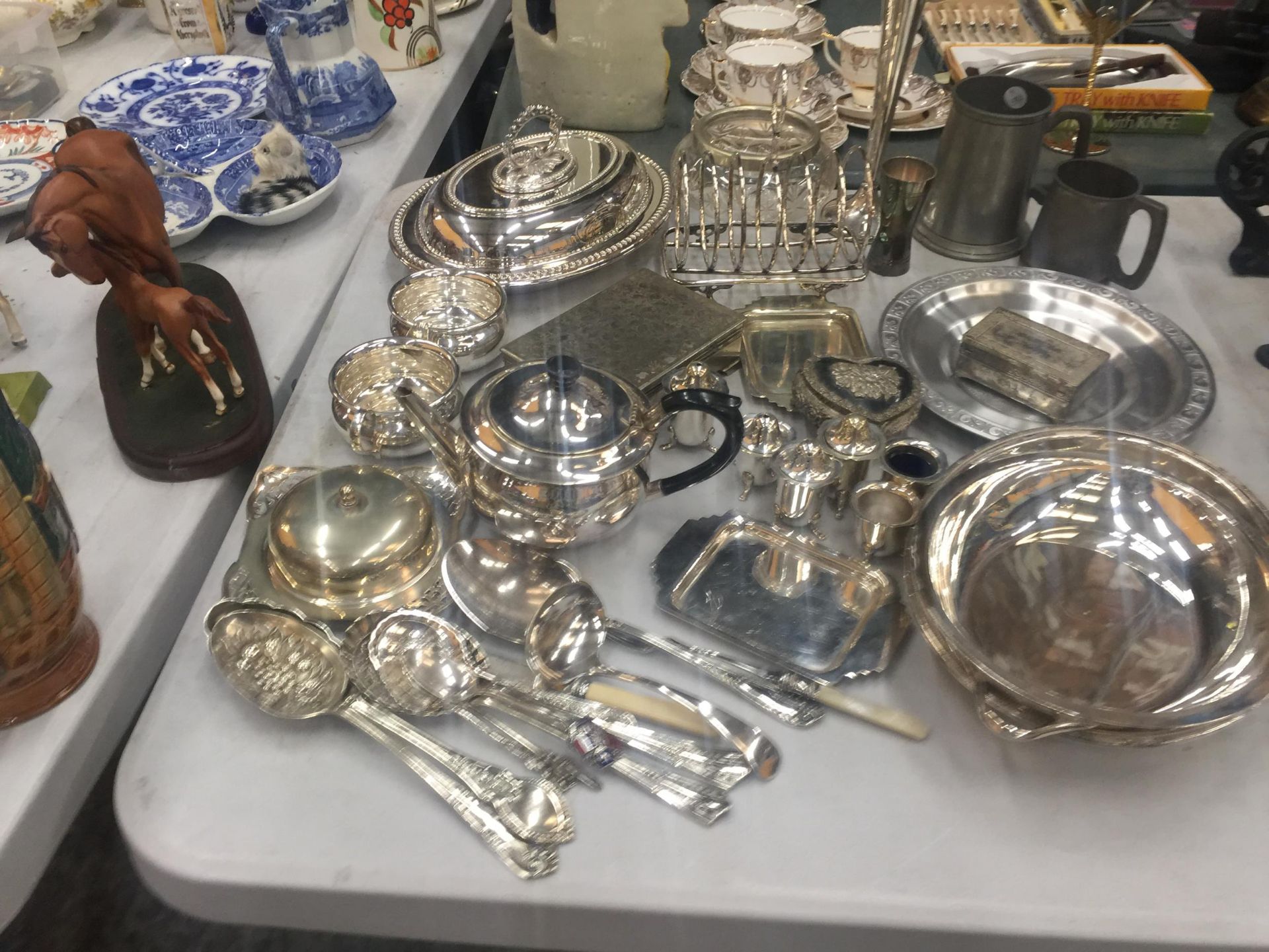 A LARGE QUANTITY OF SILVER PLATED ITEMS TO INCLUDE FLATWARE, CRUETS, A TEAPOT, SERVING DISHES, A - Image 2 of 7