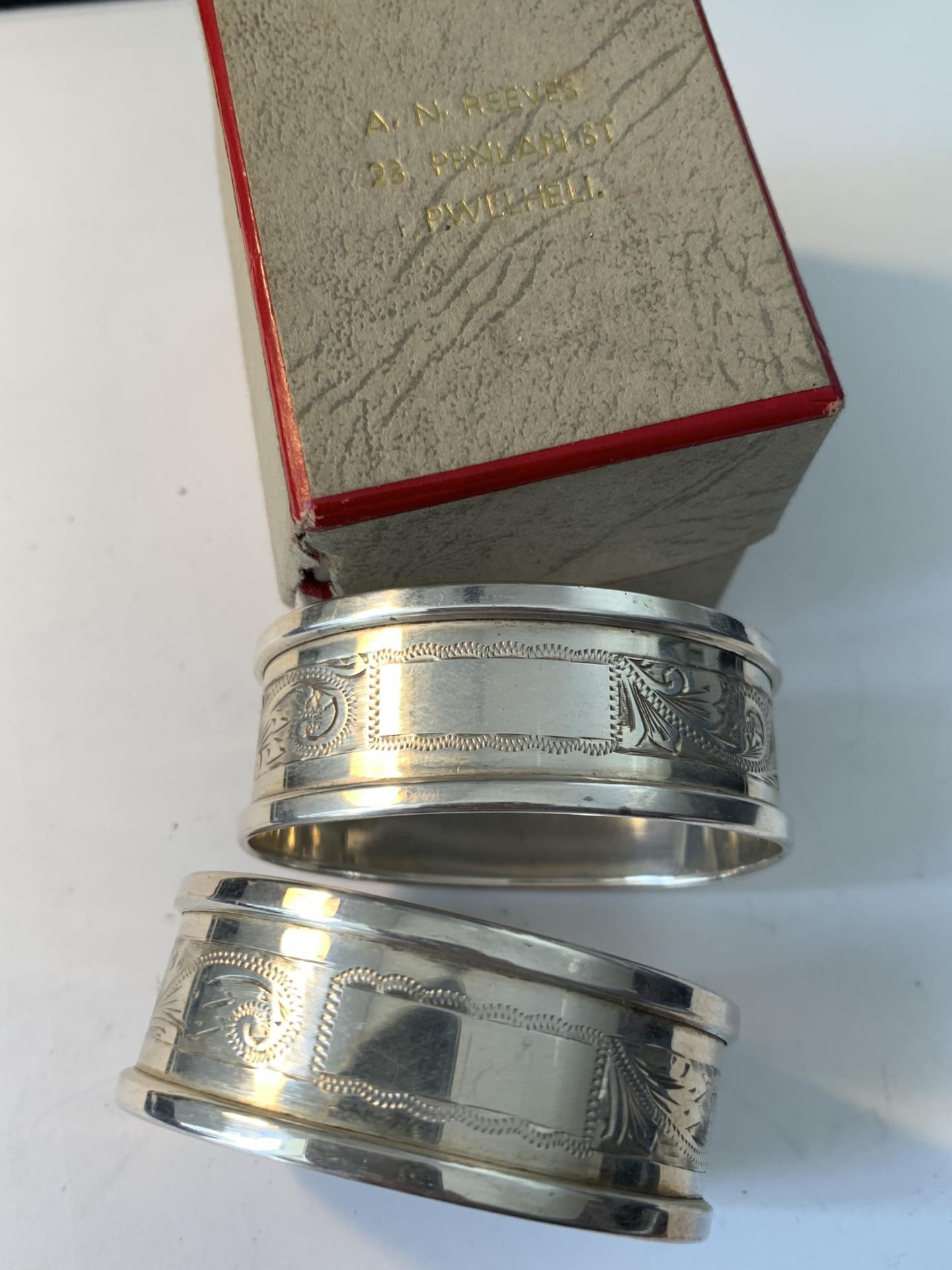 A PAIR OF HALLMARKED BIRMINGHAM SILVER NAPKIN RINGS IN A PRESENTATION BOX - Image 2 of 3