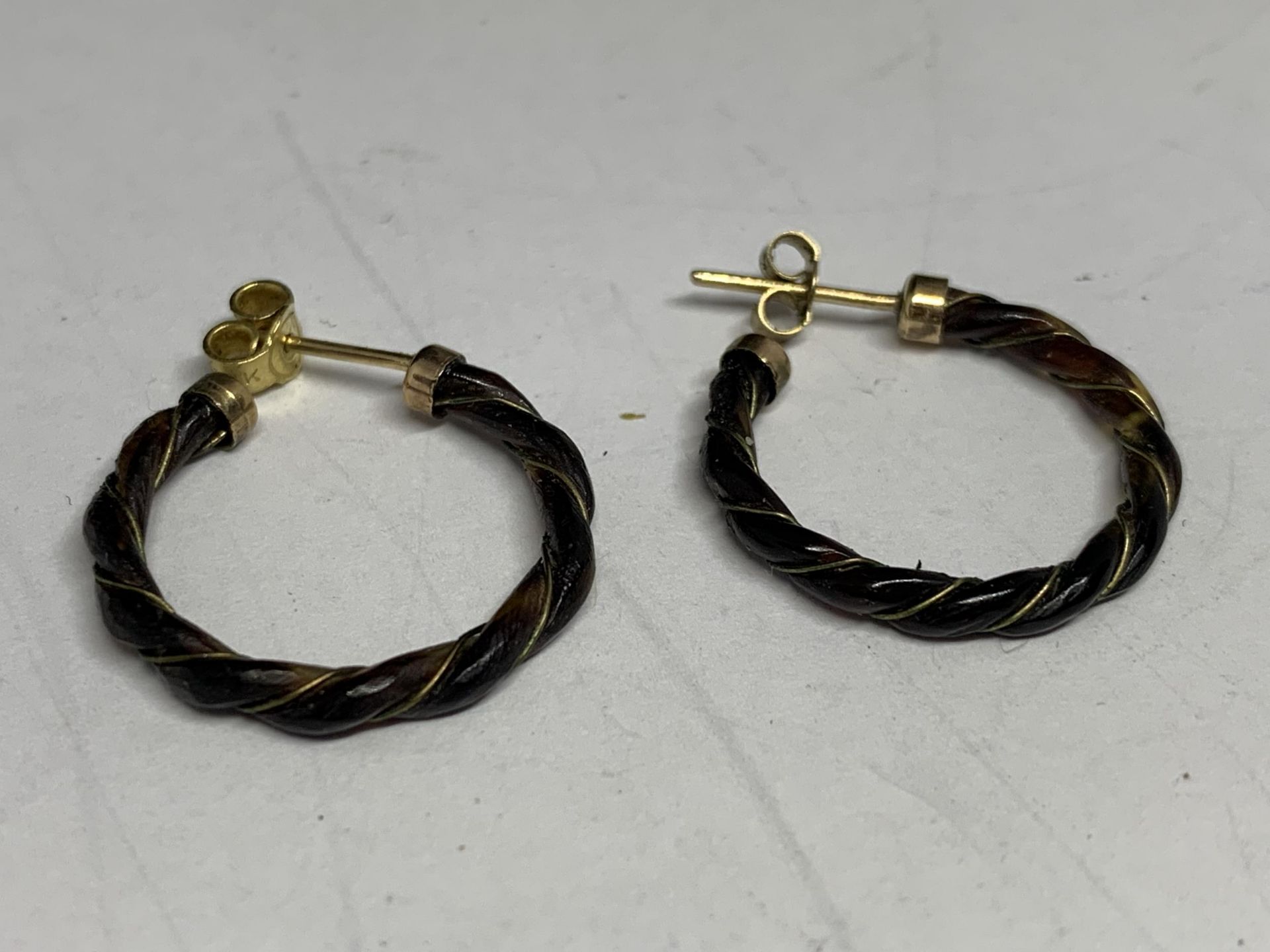 A BLACK BANGLE WITH A TESTED TO 14 CARAT GOLD WIRE TWISTED THROUGH IT AND A PAIR OF MATCHING - Image 3 of 3