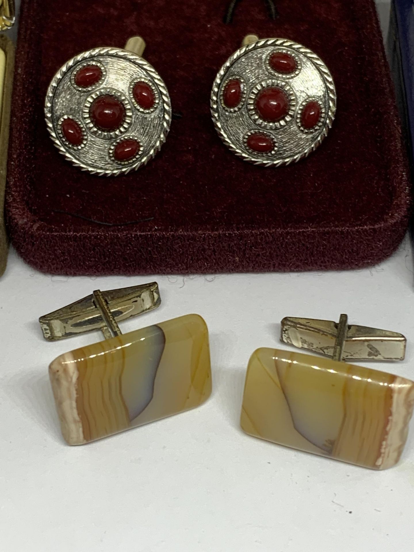 FOUR PAIRS OF CUFFLINKS TO INCLUDE A CARVED BONE PAIR AND THREE TIE PINS WITH A SILVER EXAMPLE IN - Image 3 of 4