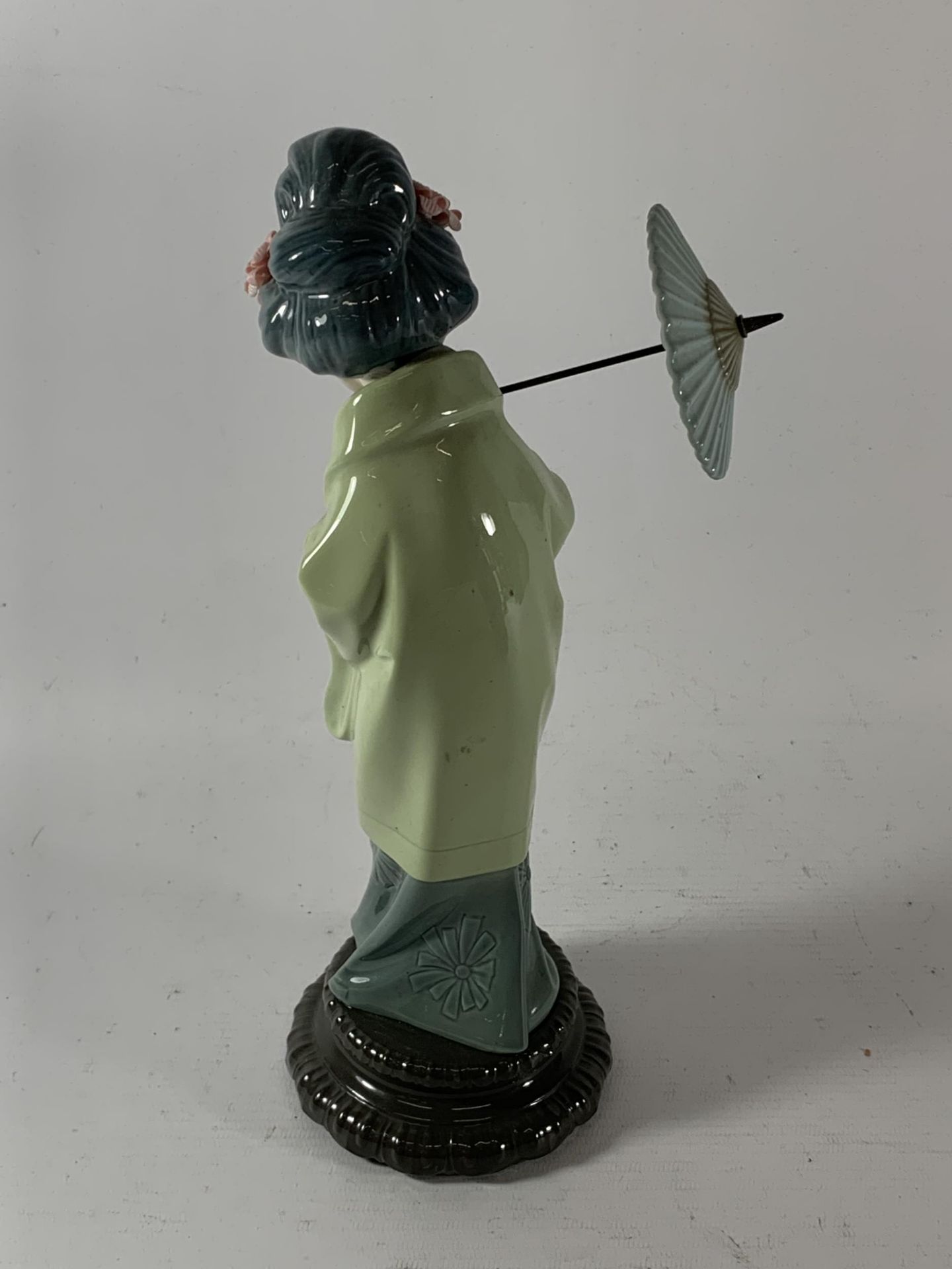 A LLADRO GEISHA GIRL MODEL HOLDING A PARASOL - Image 2 of 3